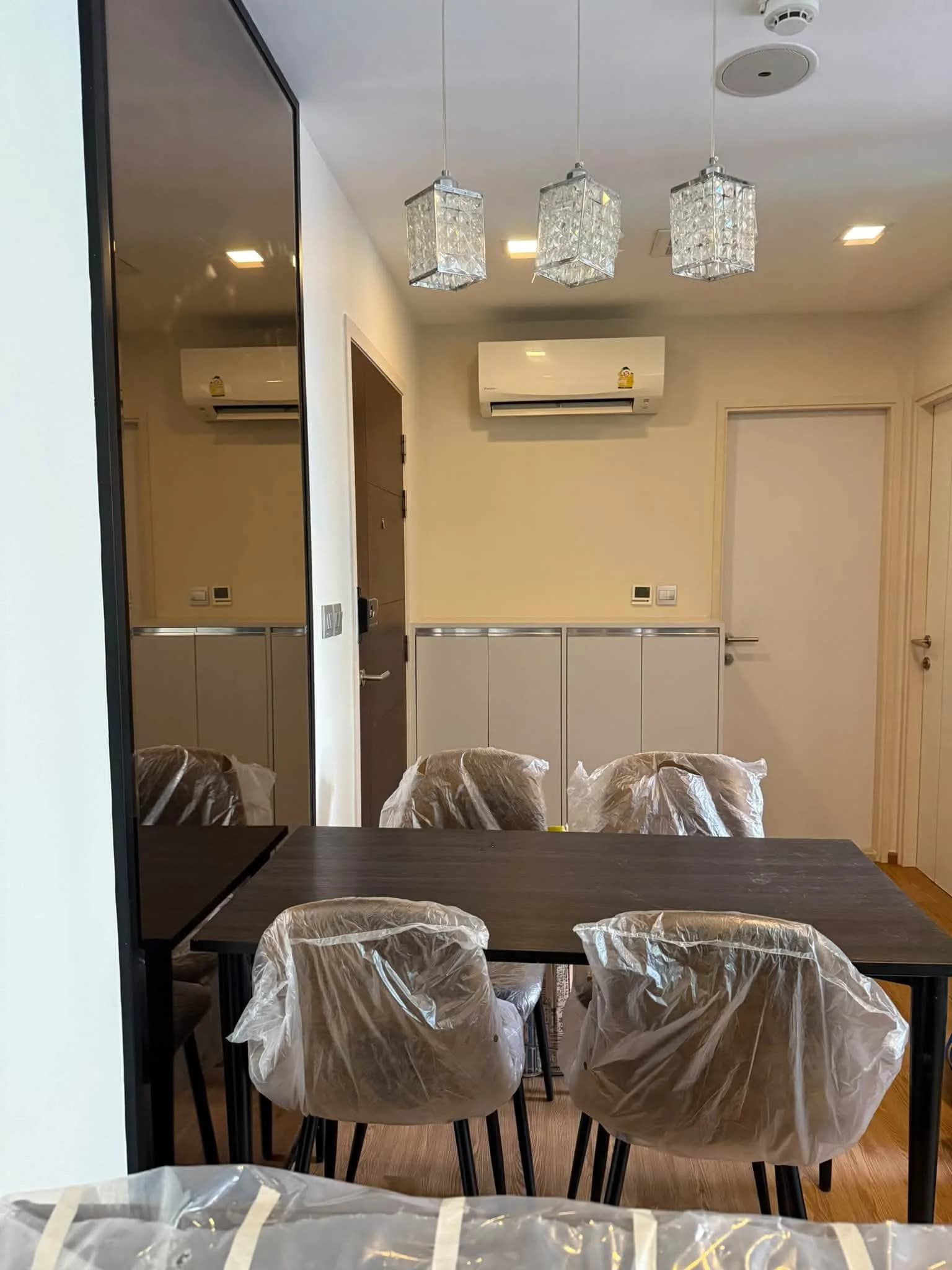 2-Schlafzimmer-Eigentumswohnung zum Verkauf oder zur Miete im Brown Condo Huaikwang, 36 m², 4. Etage, Ausrichtung nach Osten, neuwertig, nahe MRT Huai Khwang Foto 2