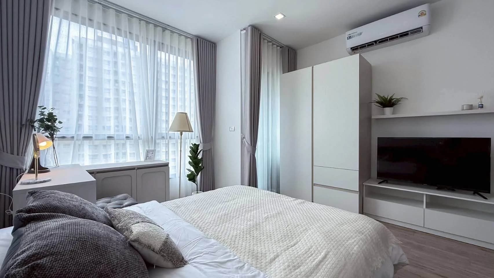 1-Schlafzimmer-Eigentumswohnung zur Miete im The Rich Rama 9 - Srinakarin, 27 m², 14. Etage, komplett möbliert, nahe MRT und Airport Rail Link Hua Mak