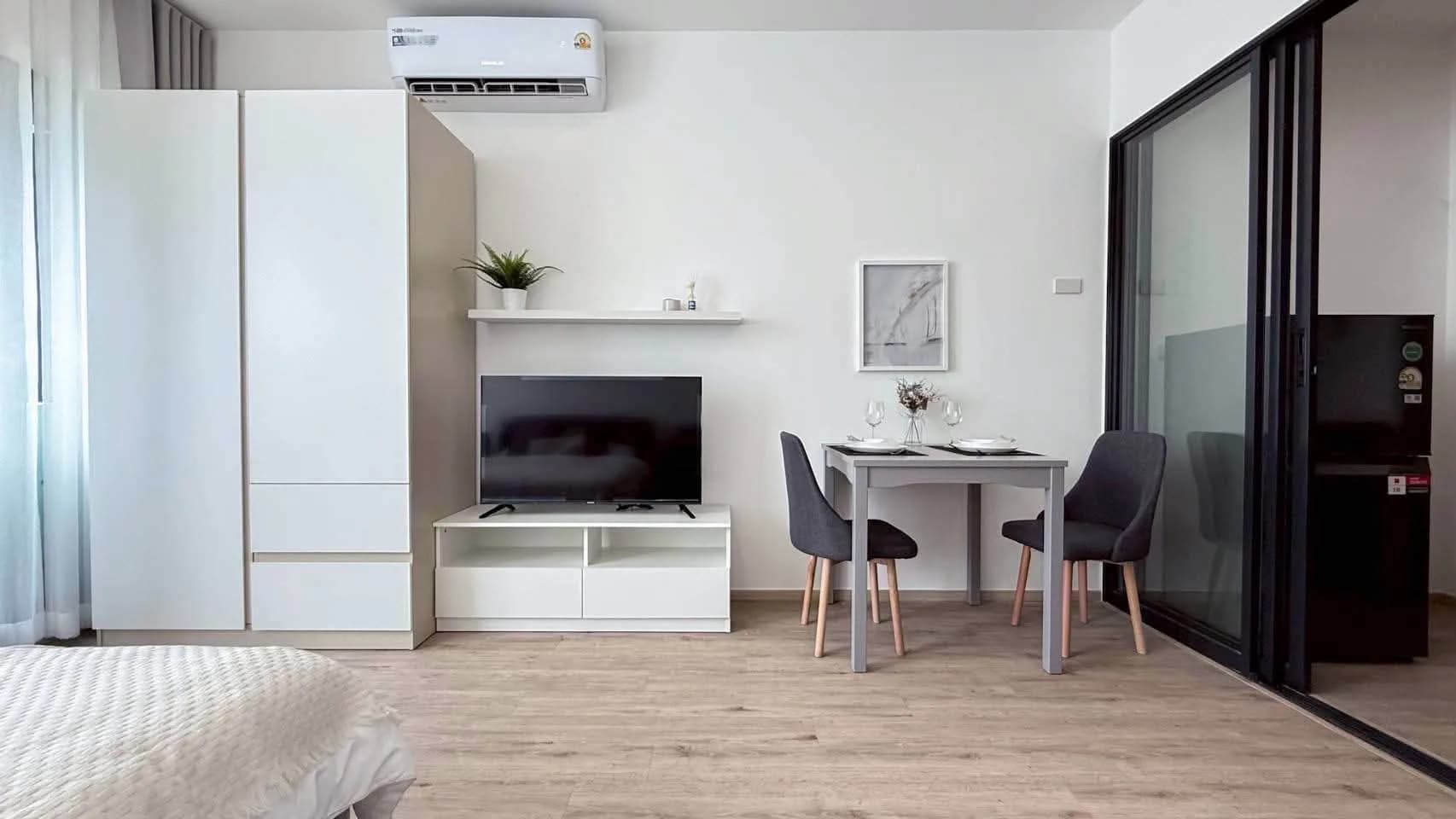 1-Schlafzimmer-Eigentumswohnung zur Miete im The Rich Rama 9 - Srinakarin, 27 m², 14. Etage, komplett möbliert, nahe MRT und Airport Rail Link Hua Mak Foto 4