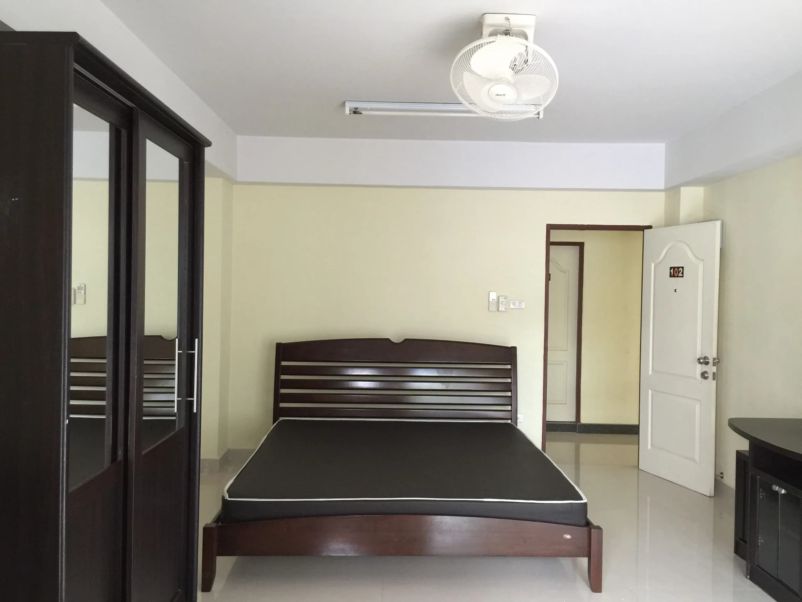 7 House Apartment في Amata Nakorn: غرف شهرية مفروشة مكيّفة وبمروحة قرب Robinson Lifestyle Chonburi