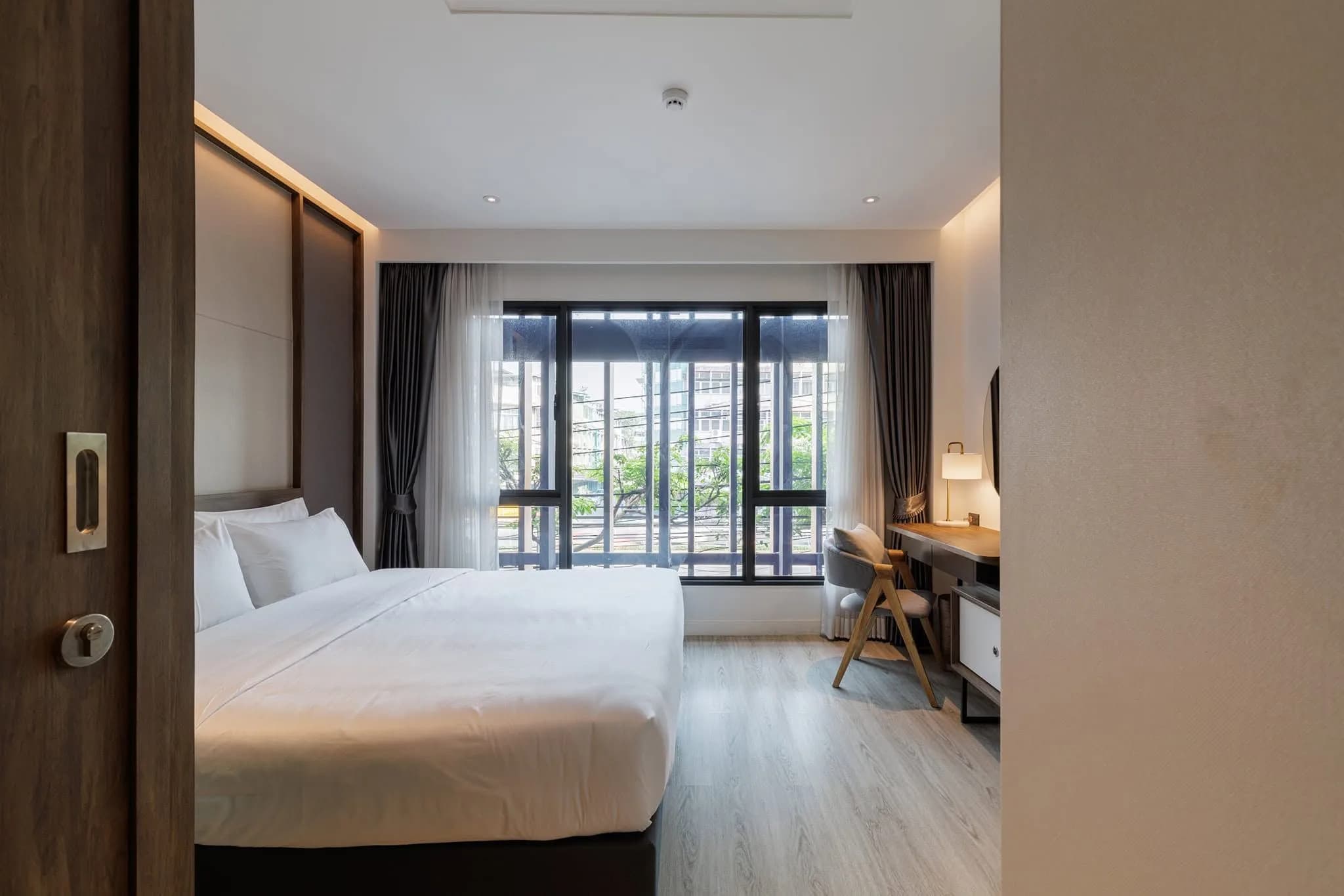 Adamus House, Rama 4 Road, Hua Lamphong, Bang Rak: Serviced Apartment, Zimmer mit 17-42 m² zur Monatsmiete, Wasser und Strom inbegriffen, etwa 100 m von MRT Hua Lamphong entfernt Foto 2