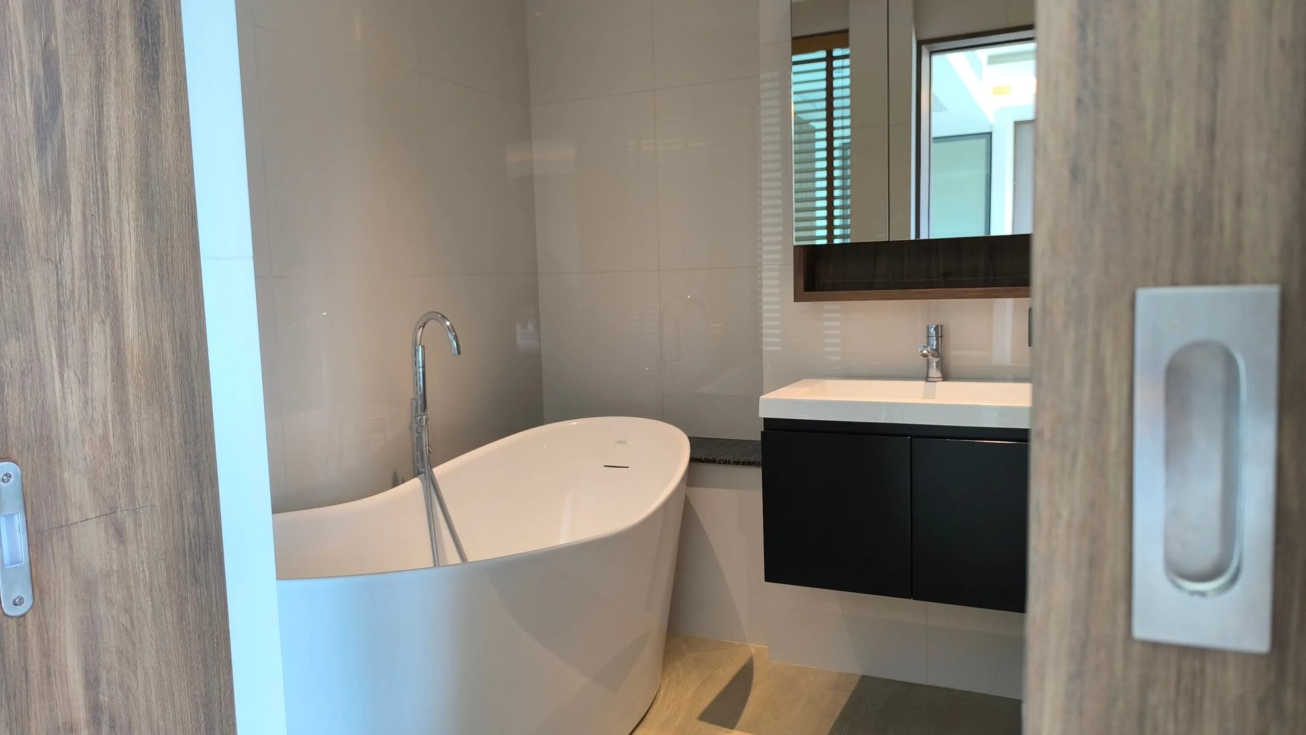 Adamus House, Rama 4 Road, Hua Lamphong, Bang Rak: Serviced Apartment, Zimmer mit 17-42 m² zur Monatsmiete, Wasser und Strom inbegriffen, etwa 100 m von MRT Hua Lamphong entfernt Foto 6