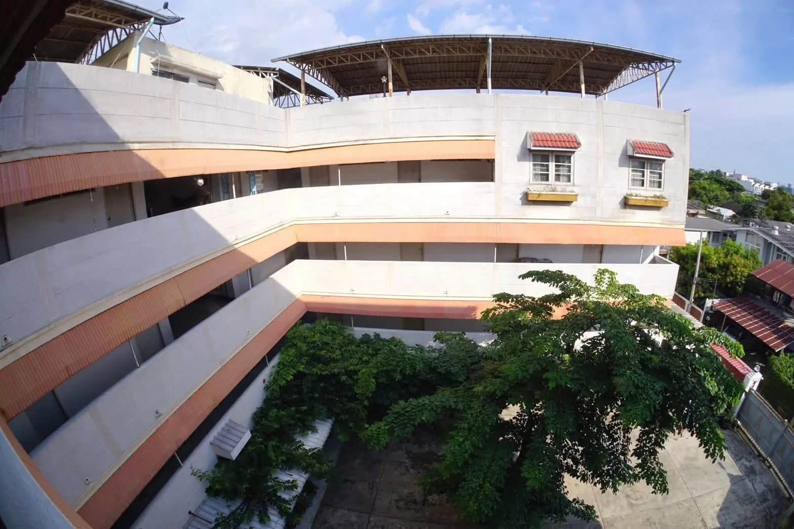 Apartment Baan Sriyan, Soi Si Yan 1, Dusit : chambres meublées au mois autour d'une cour ombragée, près du marché Si Yan photo 2