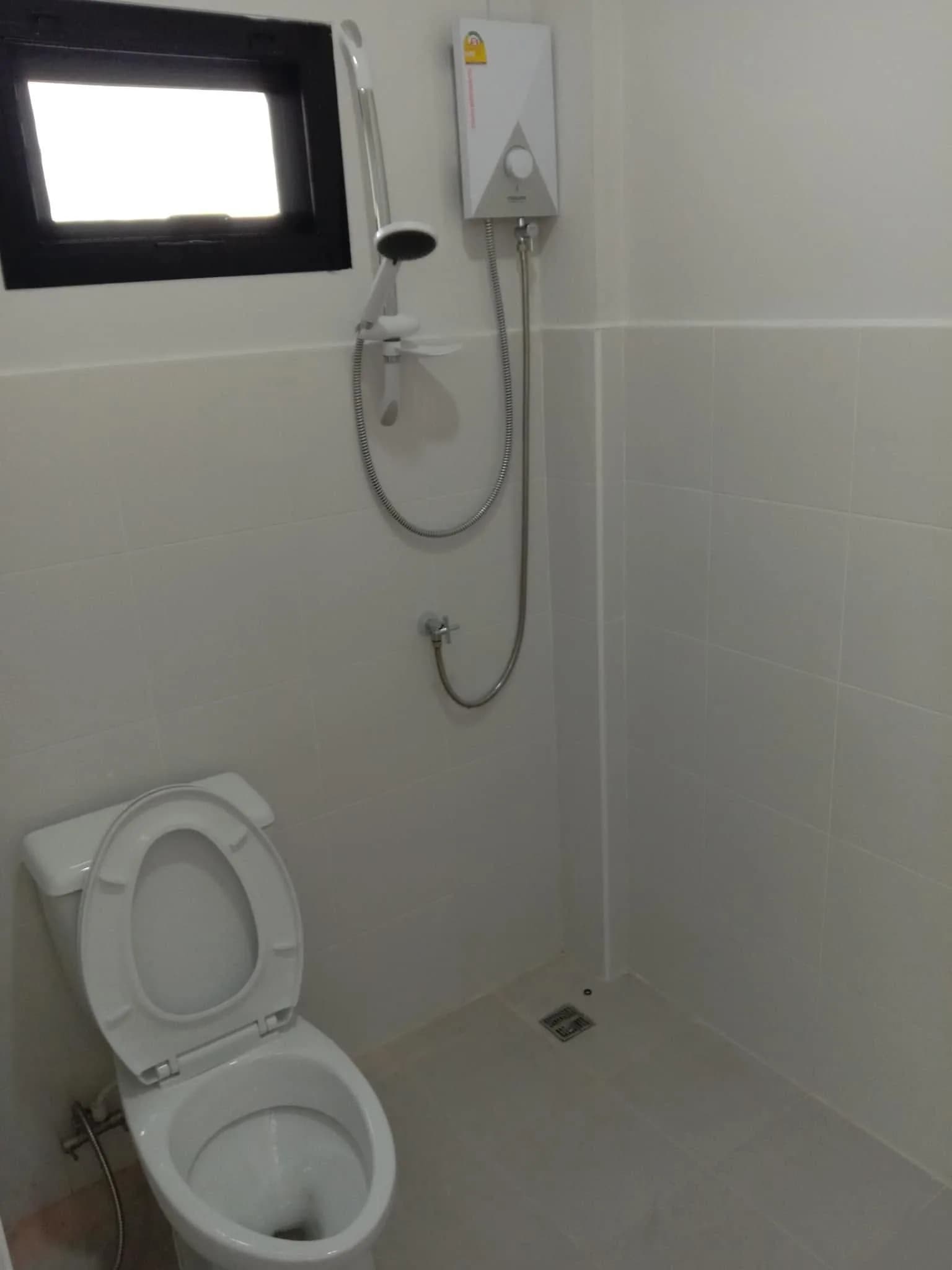 Apisit House, Ton Thong, Lamphun: Möblierte klimatisierte Zimmer zur Monatsmiete nahe der Polizeistation Mueang Lamphun Foto 3
