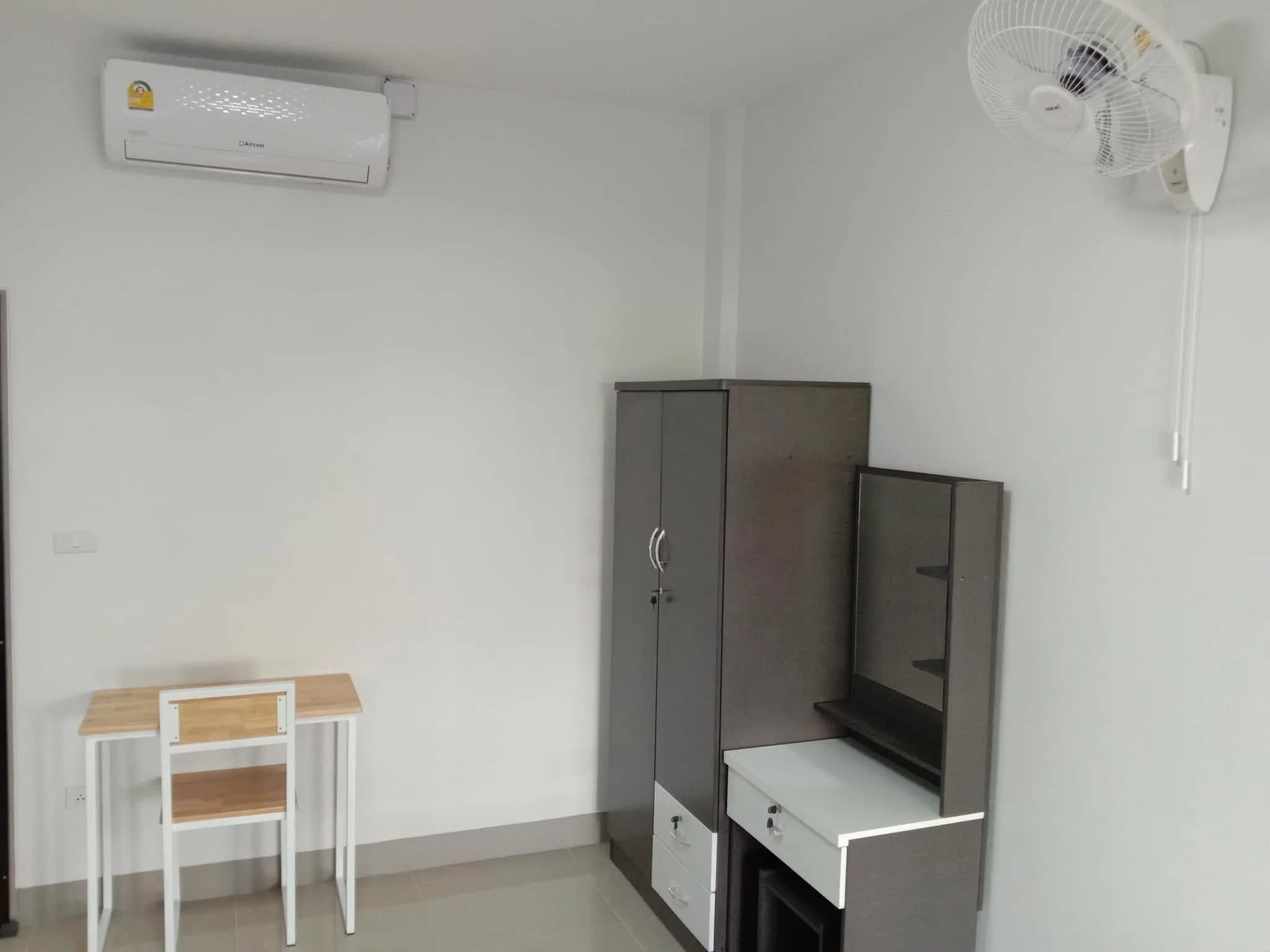 Apisit House, Ton Thong, Lamphun: Möblierte klimatisierte Zimmer zur Monatsmiete nahe der Polizeistation Mueang Lamphun Foto 4