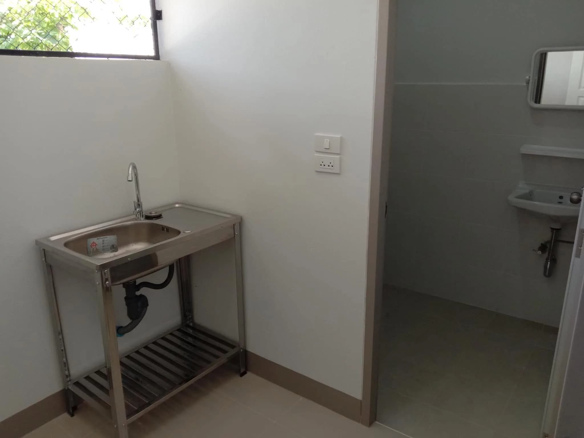 Apisit House, Ton Thong, Lamphun: Möblierte klimatisierte Zimmer zur Monatsmiete nahe der Polizeistation Mueang Lamphun Foto 6