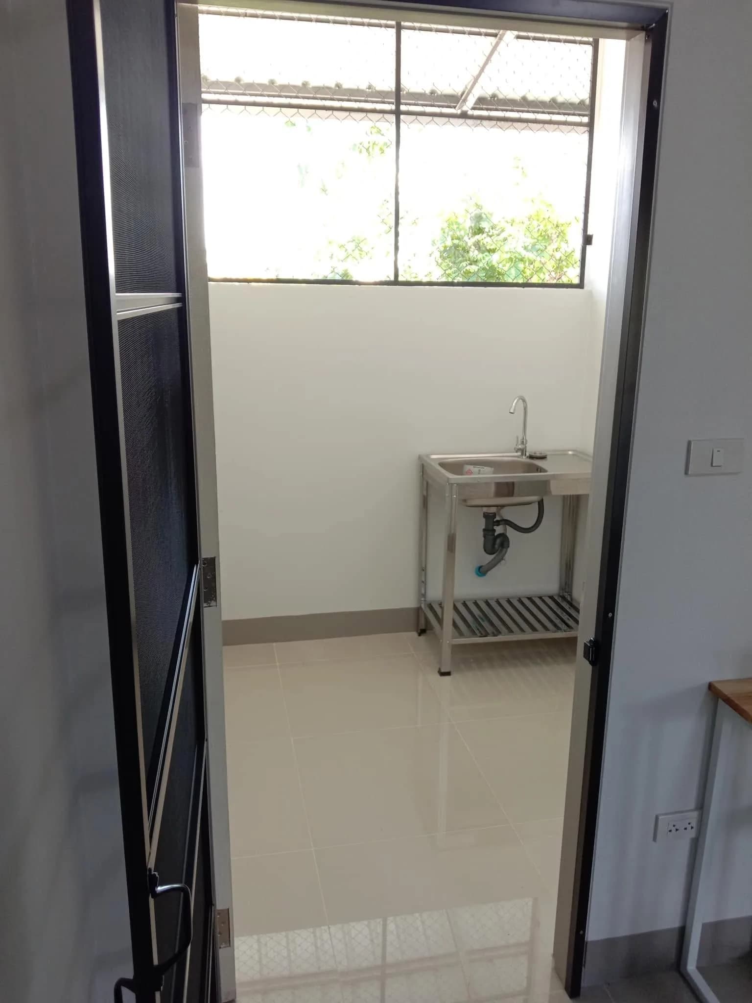 Apisit House, Ton Thong, Lamphun: Möblierte klimatisierte Zimmer zur Monatsmiete nahe der Polizeistation Mueang Lamphun Foto 8