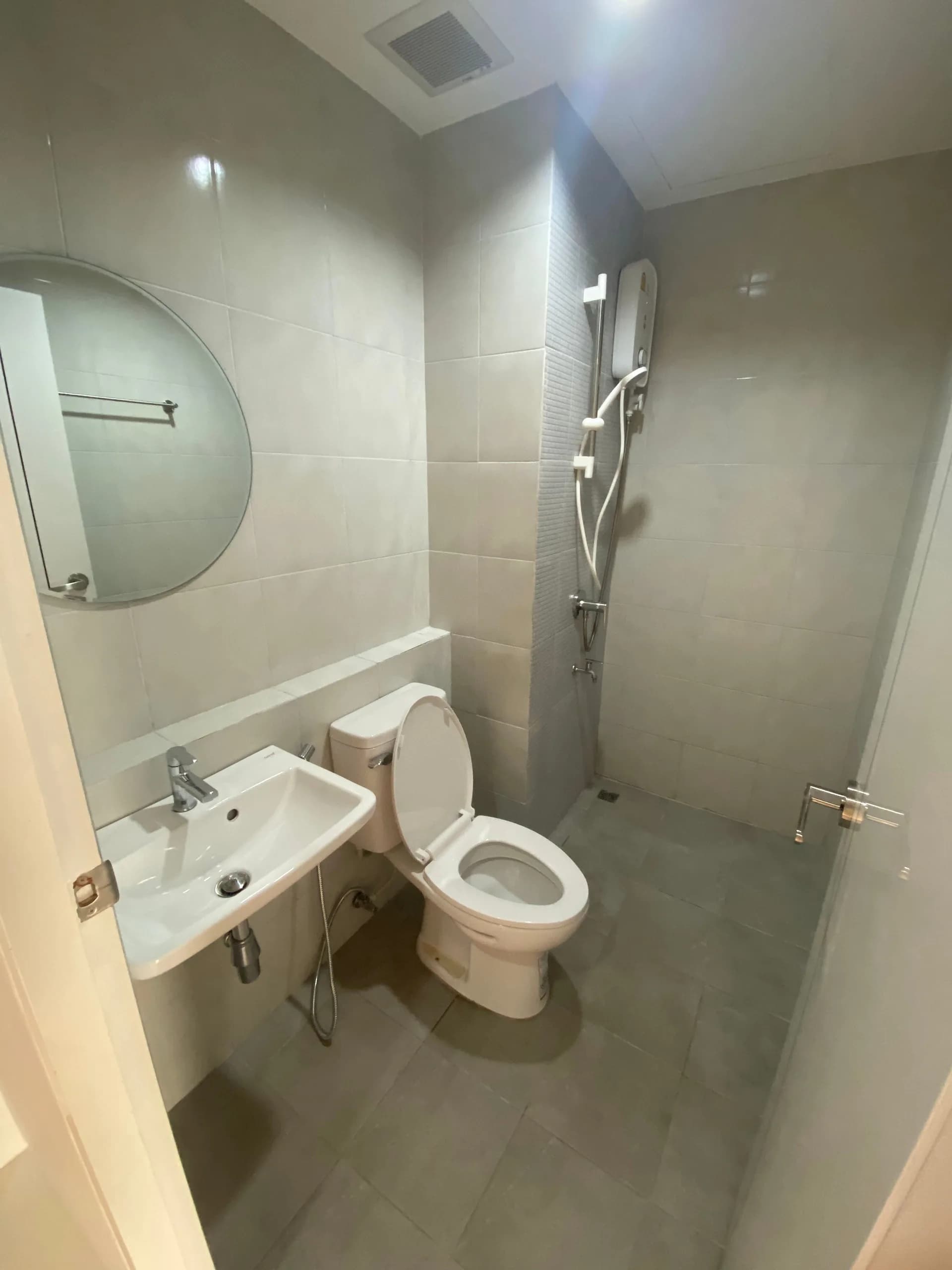 Baan Chaloem Phong Dormitory، طريق Chaloem Phong، Sai Mai، غرف مكيّفة للإيجار الشهري، مبنى جديد بمصعد، قرب مستشفى CGH Sai Mai صورة 3