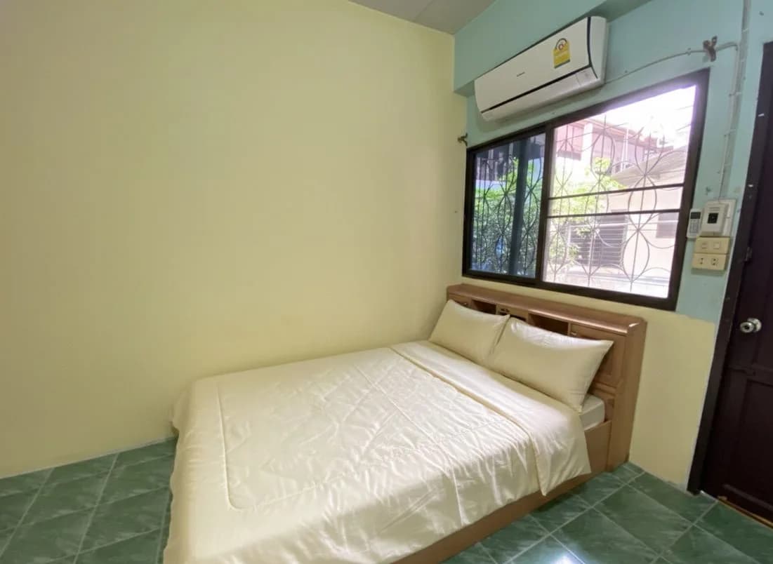 Baan Chumphon Dormitory｜低価格のスタンダード・エアコン付き月契約ルームの寮、Montfort College近く（Tha Sala） 写真3