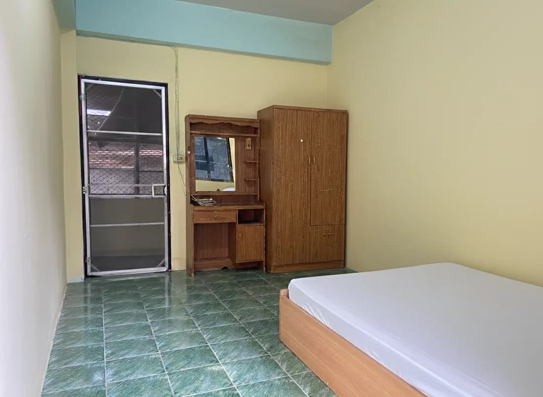 Baan Chumphon Dormitory｜低価格のスタンダード・エアコン付き月契約ルームの寮、Montfort College近く（Tha Sala） 写真4