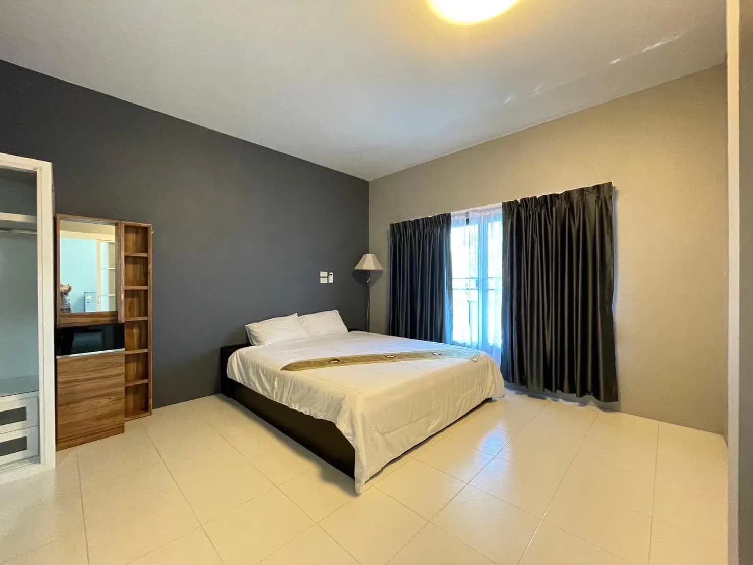 Baan Daeng Serviced Apartment، San Kamphaeng: غرف شهرية مكيّفة بثلاجة ومفروشات سرير مقابل مستشفى Mae On صورة 1