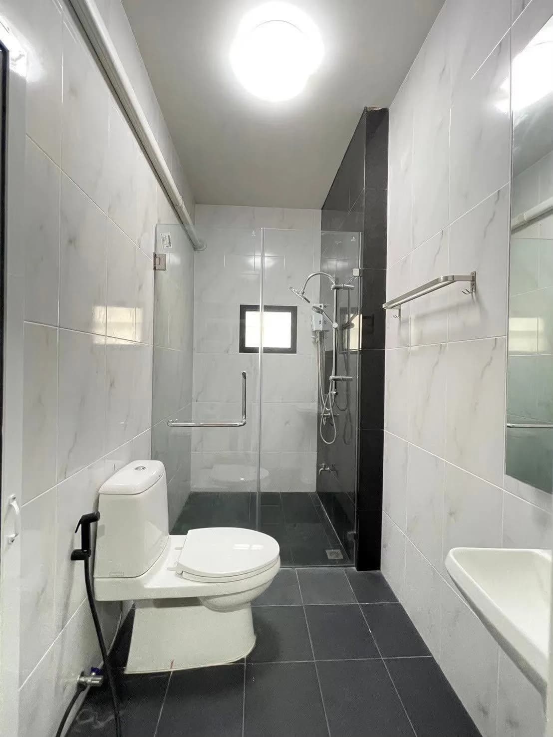 Baan Daeng Serviced Apartment، San Kamphaeng: غرف شهرية مكيّفة بثلاجة ومفروشات سرير مقابل مستشفى Mae On صورة 3