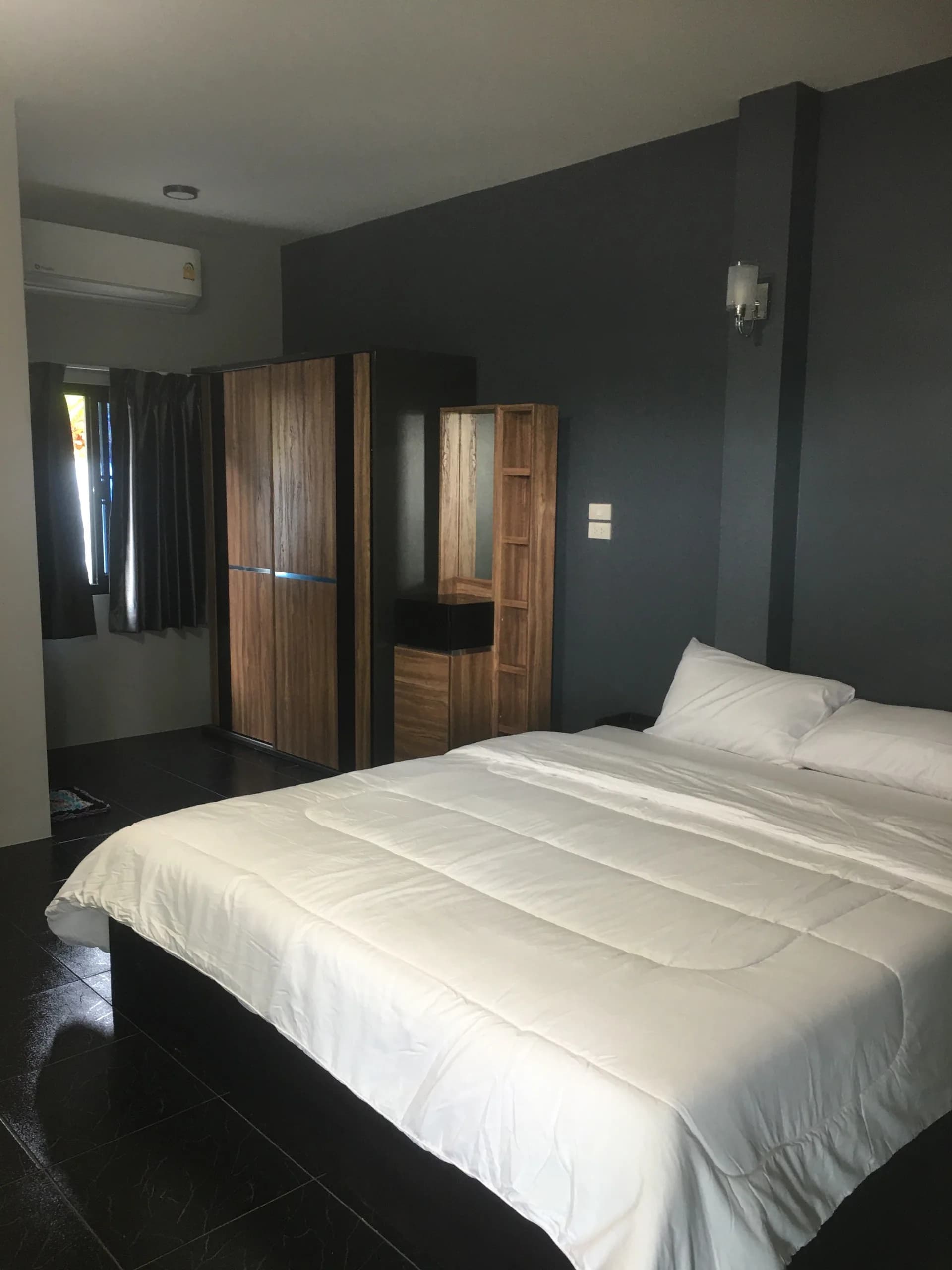 Baan Daeng Serviced Apartment، San Kamphaeng: غرف شهرية مكيّفة بثلاجة ومفروشات سرير مقابل مستشفى Mae On صورة 4