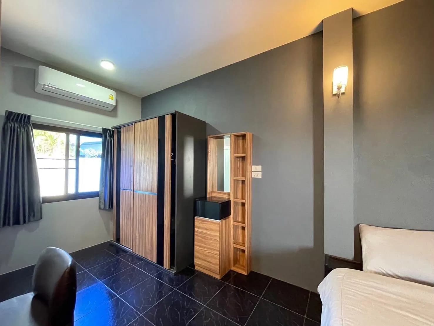 Baan Daeng Serviced Apartment، San Kamphaeng: غرف شهرية مكيّفة بثلاجة ومفروشات سرير مقابل مستشفى Mae On صورة 5
