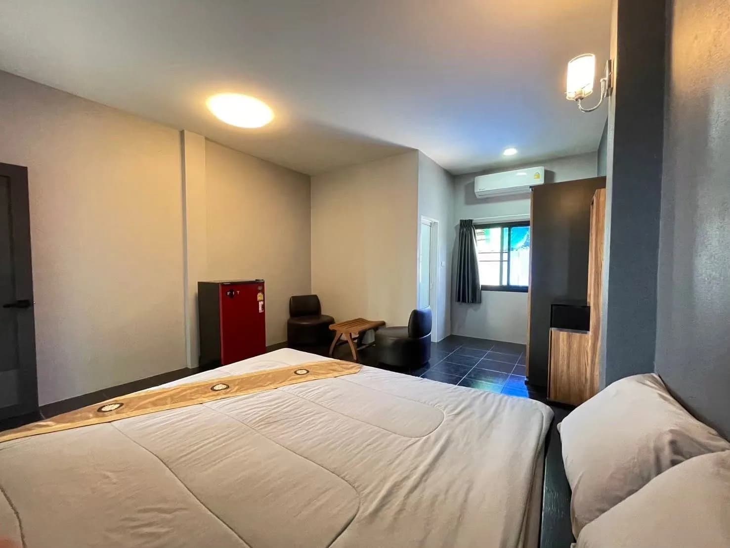 Baan Daeng Serviced Apartment، San Kamphaeng: غرف شهرية مكيّفة بثلاجة ومفروشات سرير مقابل مستشفى Mae On صورة 6