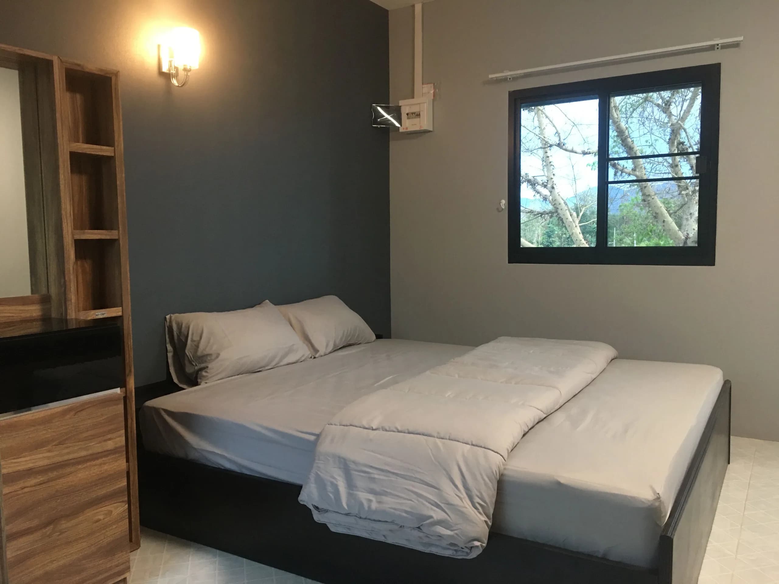 Baan Daeng Serviced Apartment، San Kamphaeng: غرف شهرية مكيّفة بثلاجة ومفروشات سرير مقابل مستشفى Mae On صورة 7