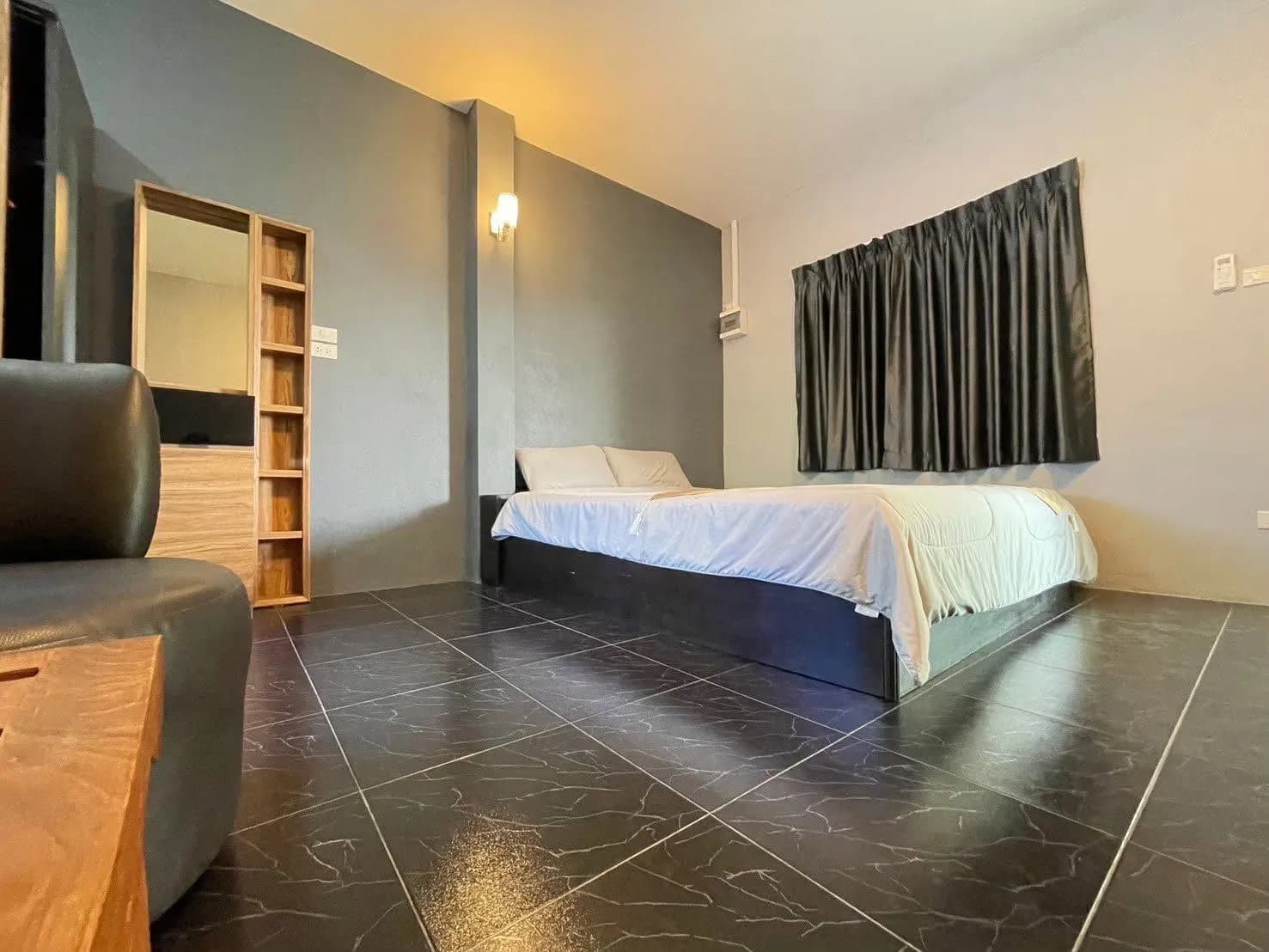 Baan Daeng Serviced Apartment، San Kamphaeng: غرف شهرية مكيّفة بثلاجة ومفروشات سرير مقابل مستشفى Mae On صورة 8