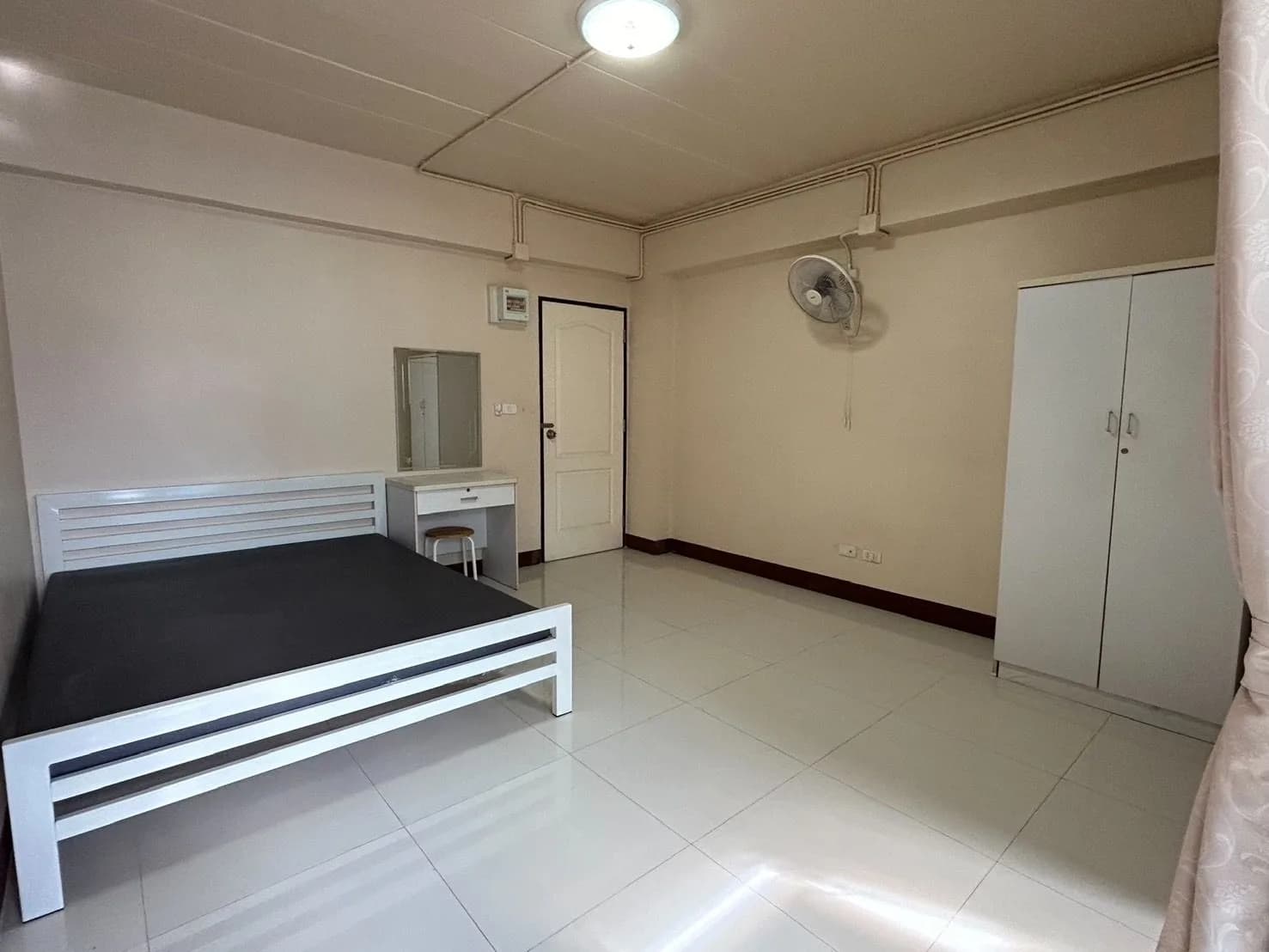 Baan Kamolwat Dormitory, Branch 3, Si Ping Mueang: комнаты с вентилятором и кондиционером помесячно рядом с Chiang Mai College of Dramatic Arts фото 4