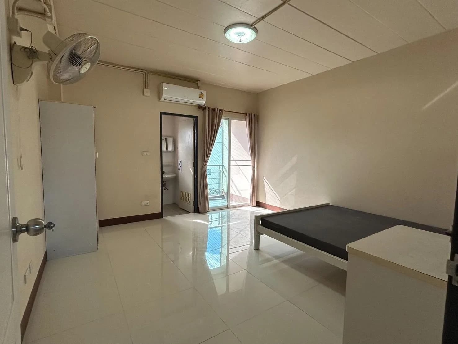 Baan Kamolwat Dormitory, Branch 3, Si Ping Mueang: комнаты с вентилятором и кондиционером помесячно рядом с Chiang Mai College of Dramatic Arts фото 5