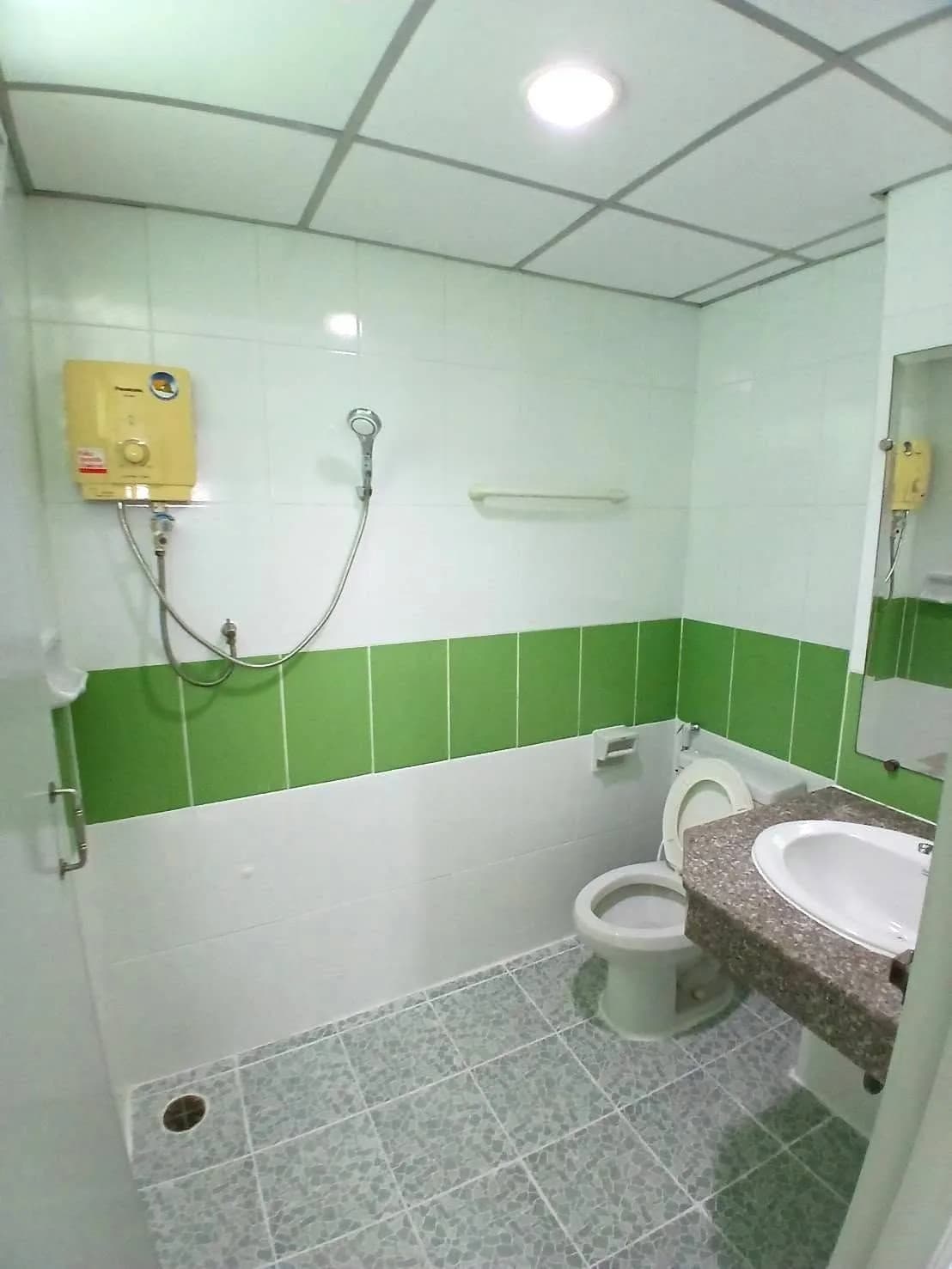 Buwanang paupahang kuwarto sa Baan Khun Jaroen, Soi Lat Phrao 41, puwede ang maliliit na alagang hayop, malapit sa MRT Phawana larawan 3