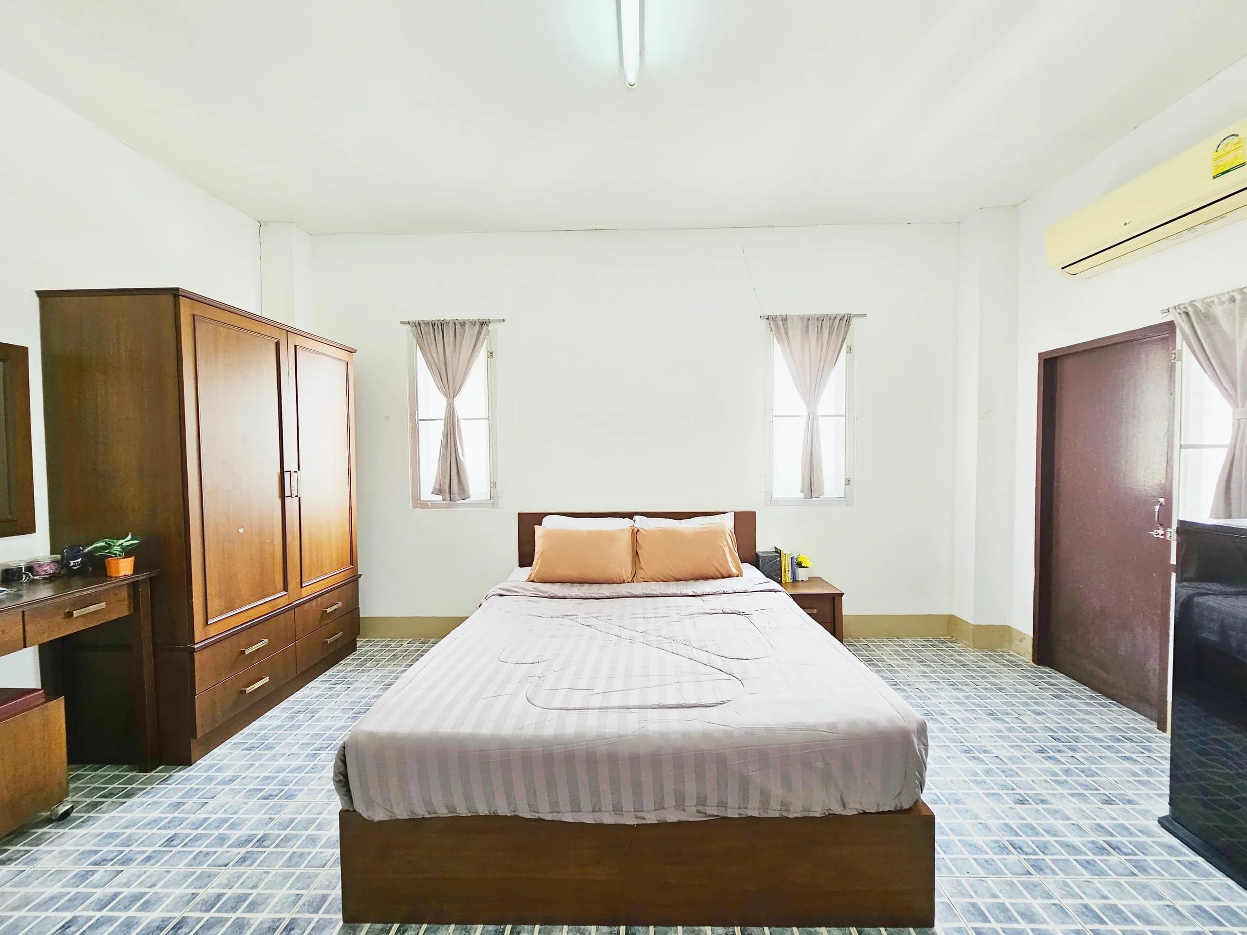 Baansabai Dormitory, Phan Thong : chambres climatisées meublées ou non meublées au mois, près d'Amata Nakorn Industrial Estate photo 4