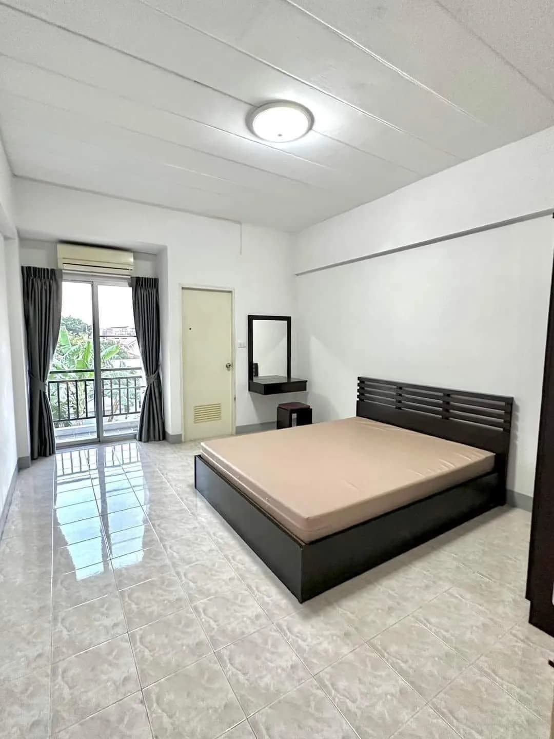 Baan Saen Sabaai Apartment, Soi Punnawithi 34/1: Klimatisierte Zimmer zur Monatsmiete mit Balkon und kostenlosem Parkplatz