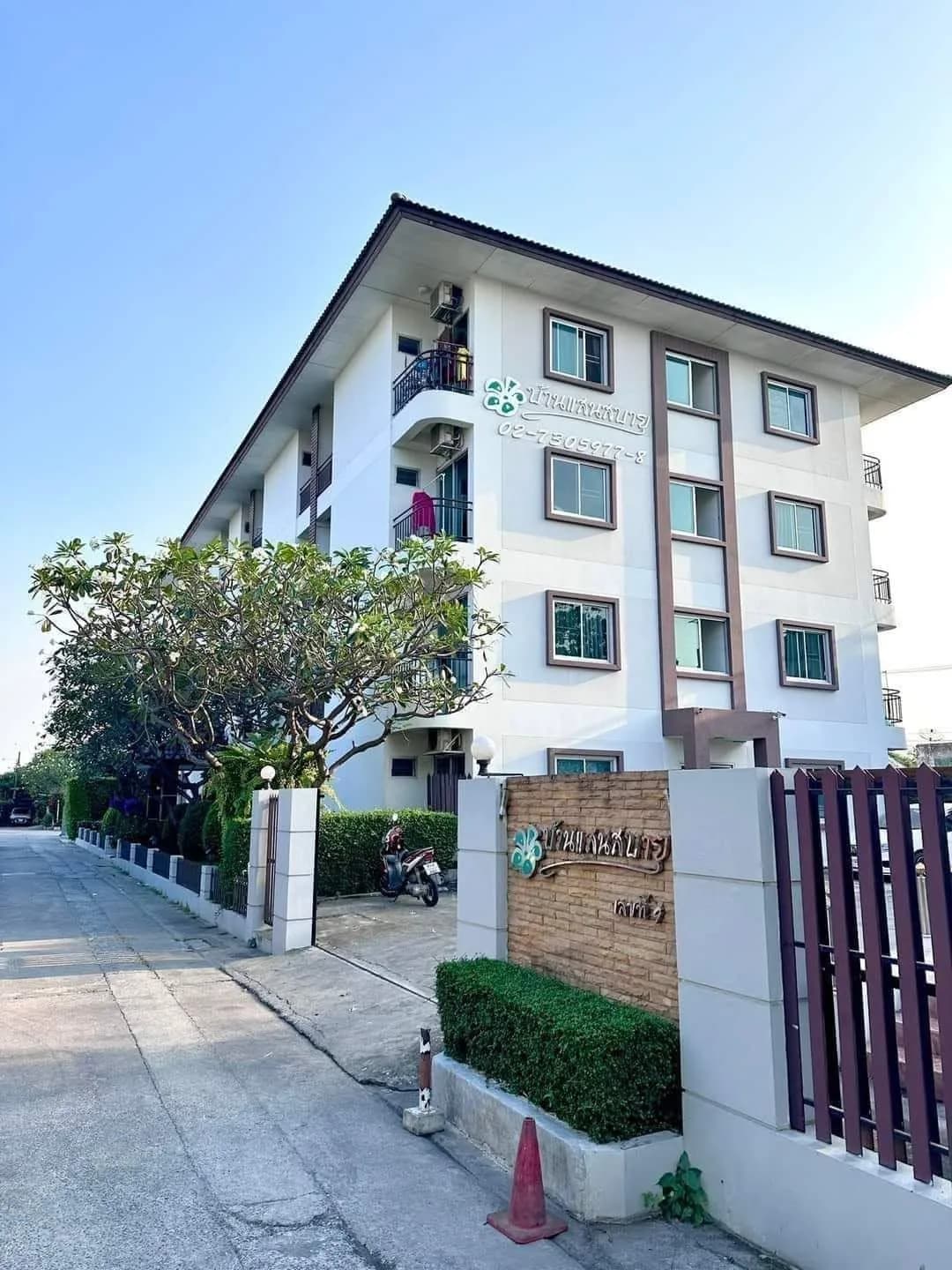 Bilik sewa bulanan berhawa dingin dengan balkoni dan tempat letak kereta percuma di Baan Saen Sabaai Apartment, Soi Punnawithi 34/1 foto 2