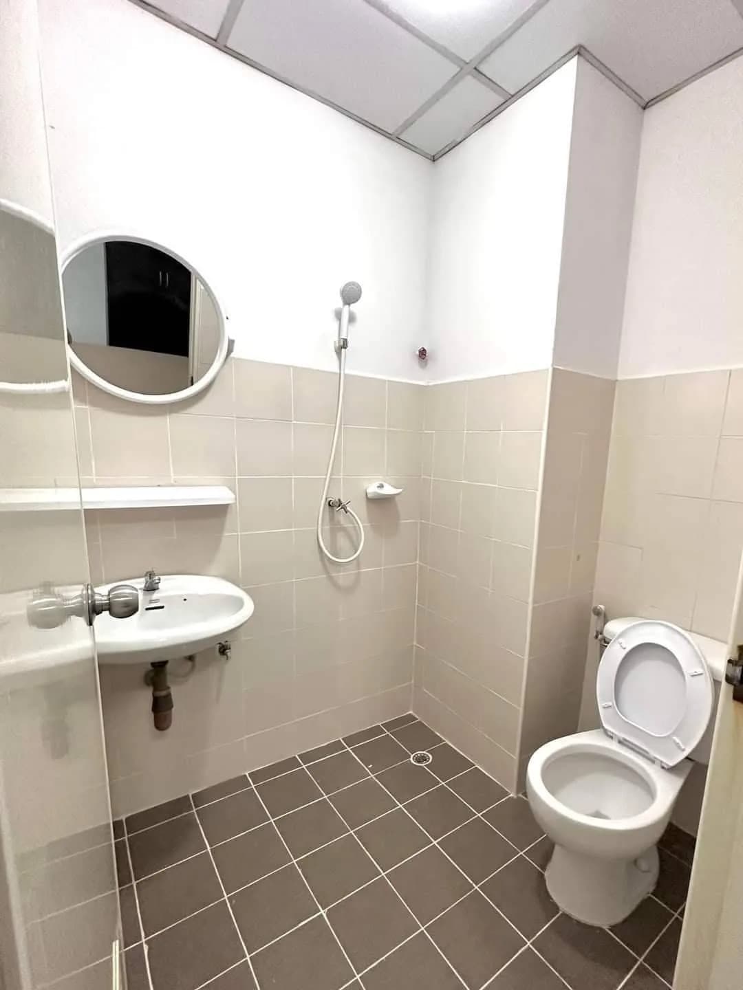 Bilik sewa bulanan berhawa dingin dengan balkoni dan tempat letak kereta percuma di Baan Saen Sabaai Apartment, Soi Punnawithi 34/1 foto 3
