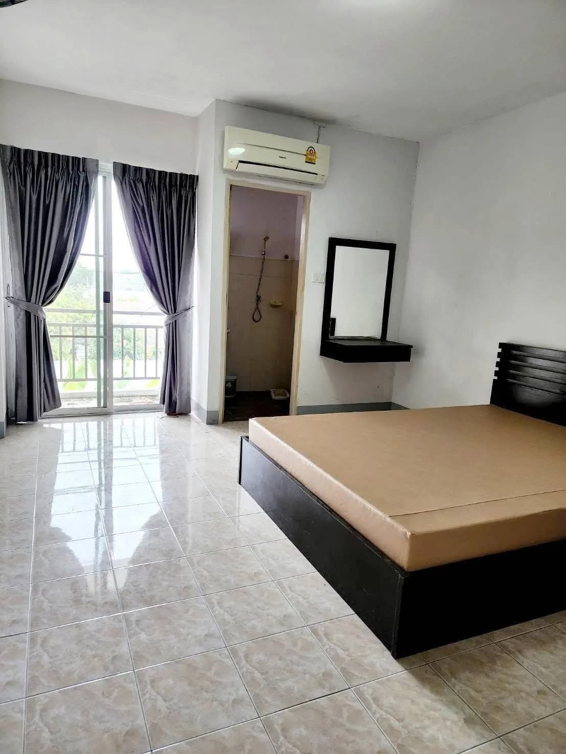 Bilik sewa bulanan berhawa dingin dengan balkoni dan tempat letak kereta percuma di Baan Saen Sabaai Apartment, Soi Punnawithi 34/1 foto 4