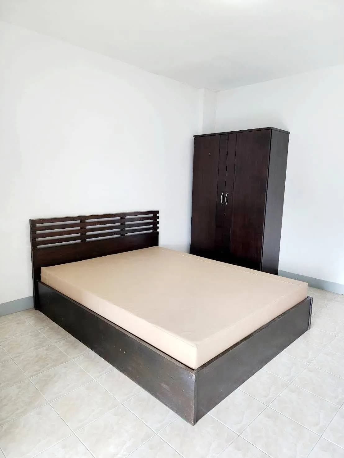 Bilik sewa bulanan berhawa dingin dengan balkoni dan tempat letak kereta percuma di Baan Saen Sabaai Apartment, Soi Punnawithi 34/1 foto 5