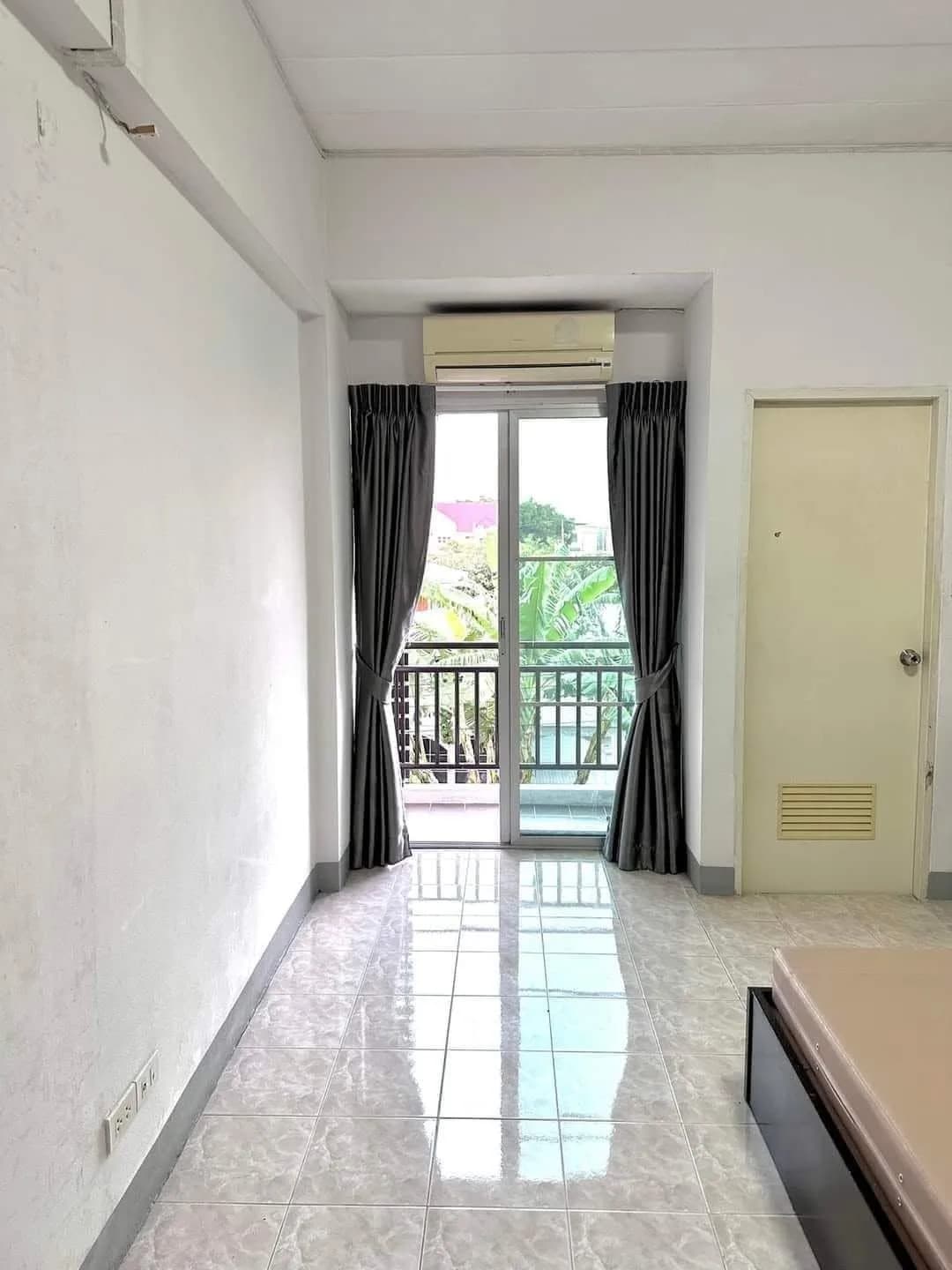 Bilik sewa bulanan berhawa dingin dengan balkoni dan tempat letak kereta percuma di Baan Saen Sabaai Apartment, Soi Punnawithi 34/1 foto 7