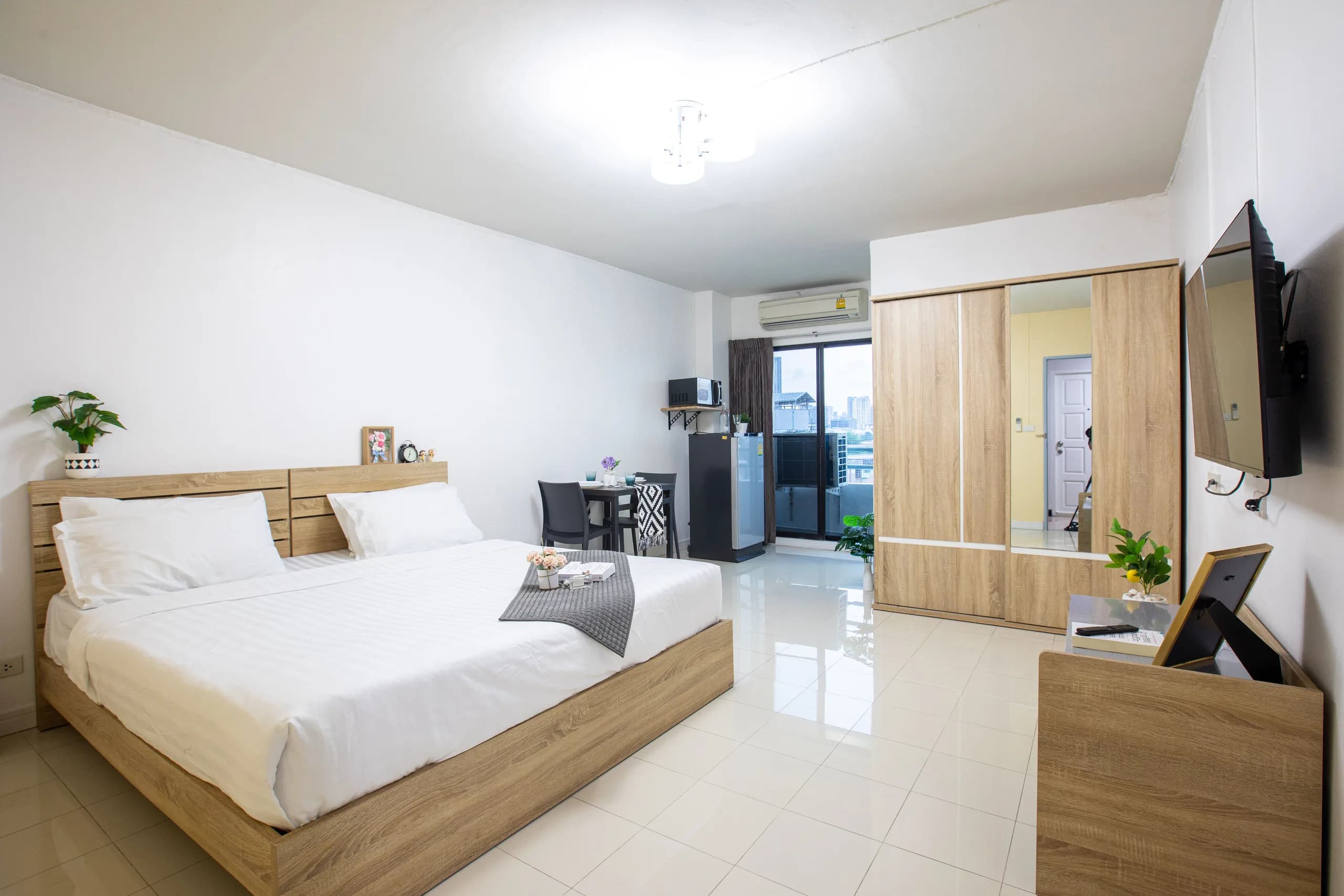Disewakan Kamar Bulanan Furnished dengan Kolam Renang di Baan Thai Living Sukhumvit 50, Dekat BTS On Nut