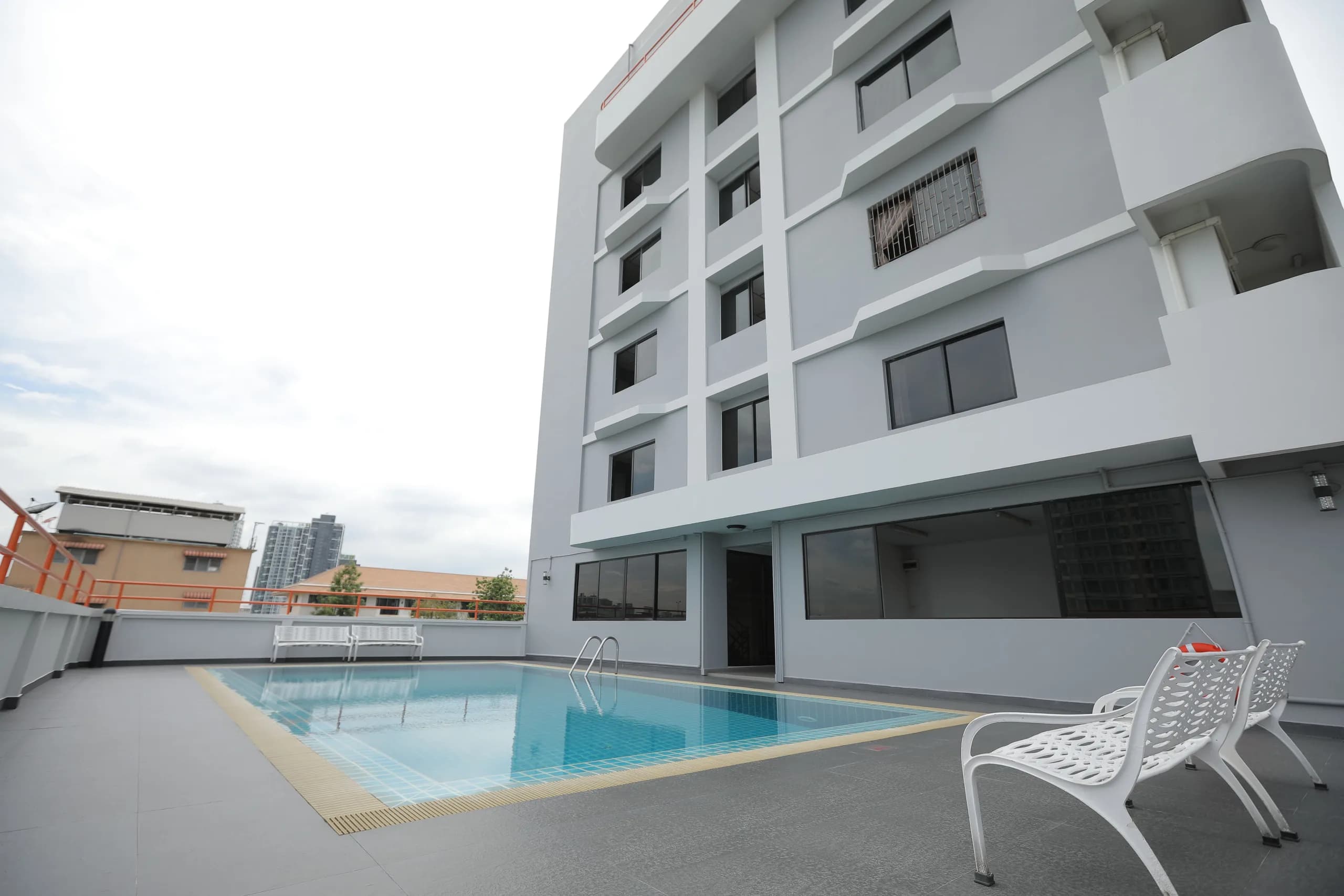 غرف مفروشة مع مسبح للإيجار الشهري في Baan Thai Living Sukhumvit 50، قرب محطة BTS On Nut صورة 2