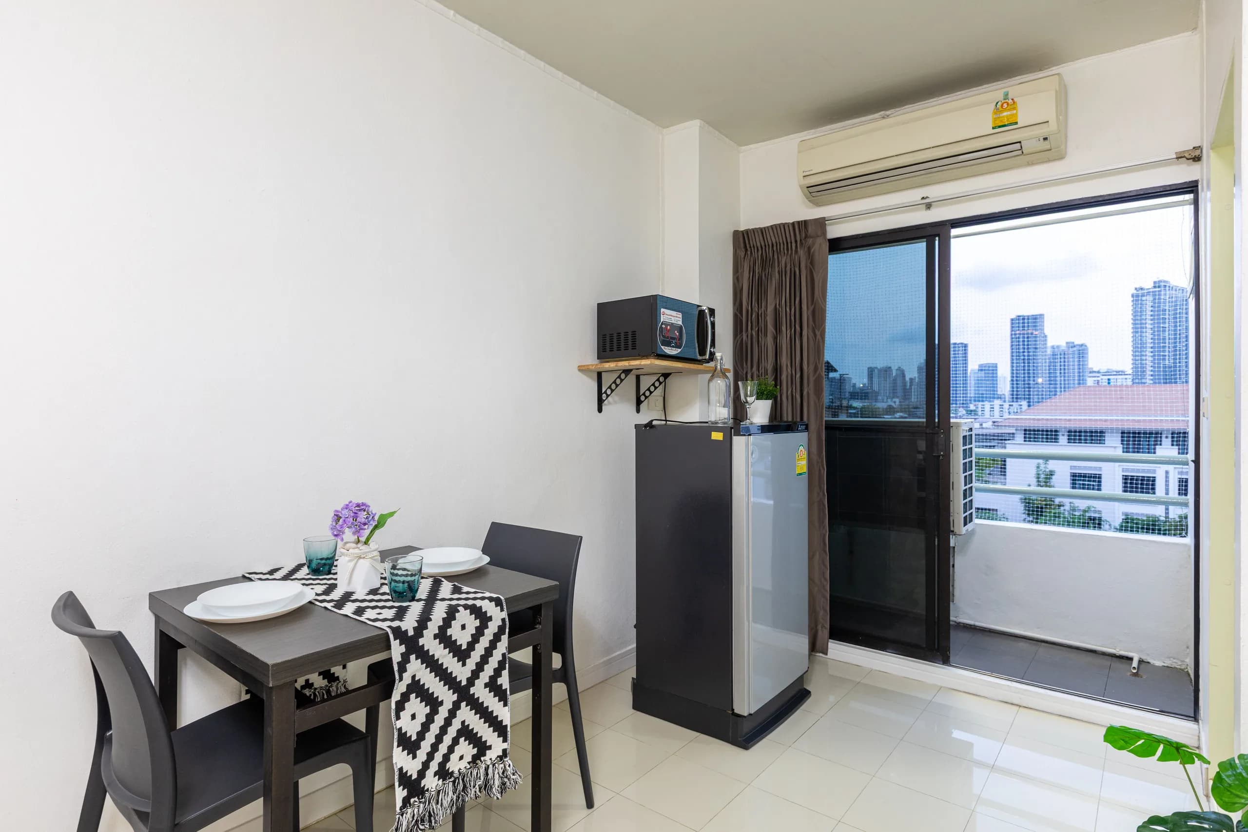 غرف مفروشة مع مسبح للإيجار الشهري في Baan Thai Living Sukhumvit 50، قرب محطة BTS On Nut صورة 6
