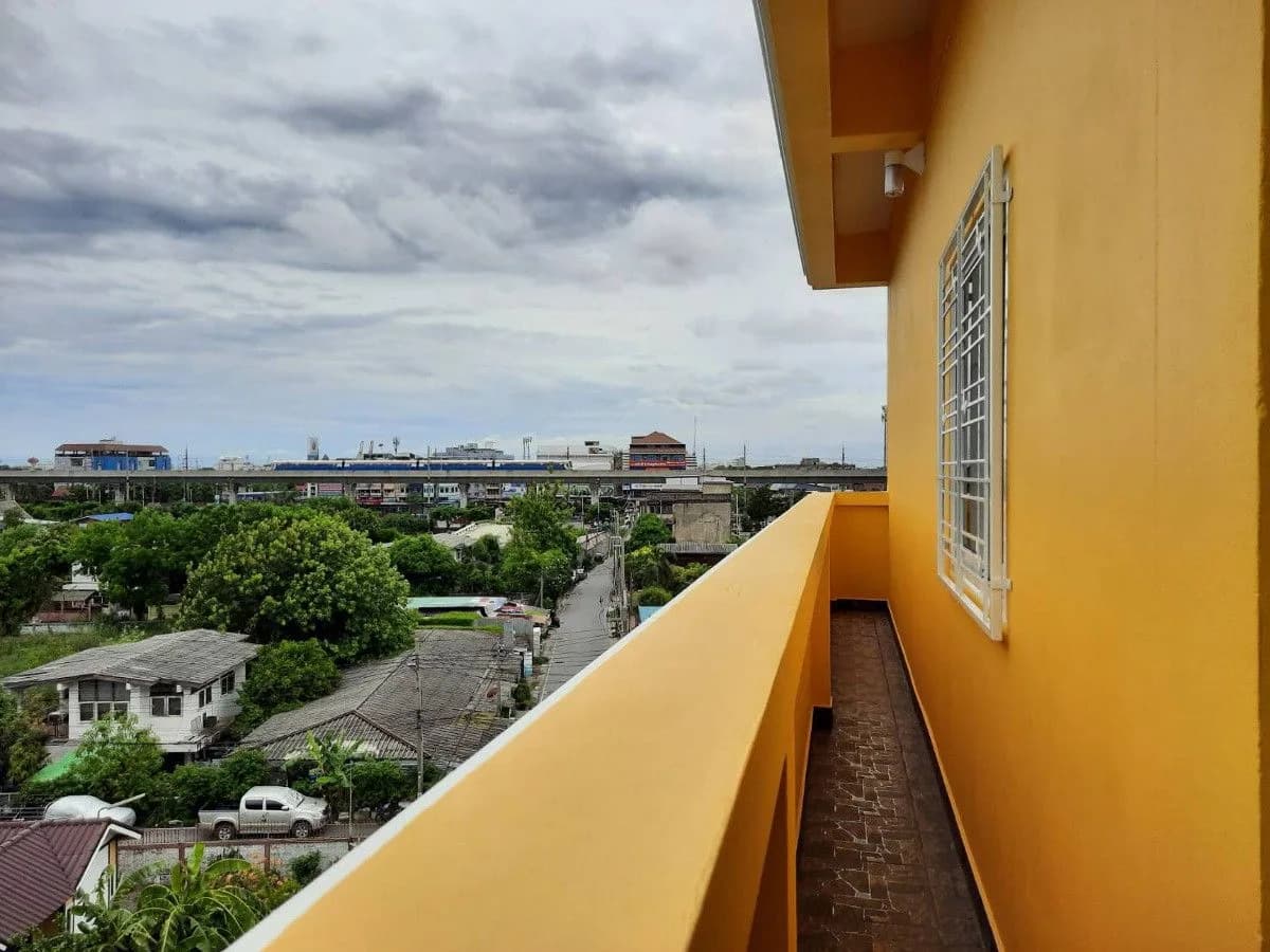Baan Thong Kiao (Bangunan Kuning), Soi Thesaban Bang Pu 41, Samut Prakan: Bilik sewa bulanan 24.5 m², kira-kira 300 m dari BTS Phraek Sa foto 5