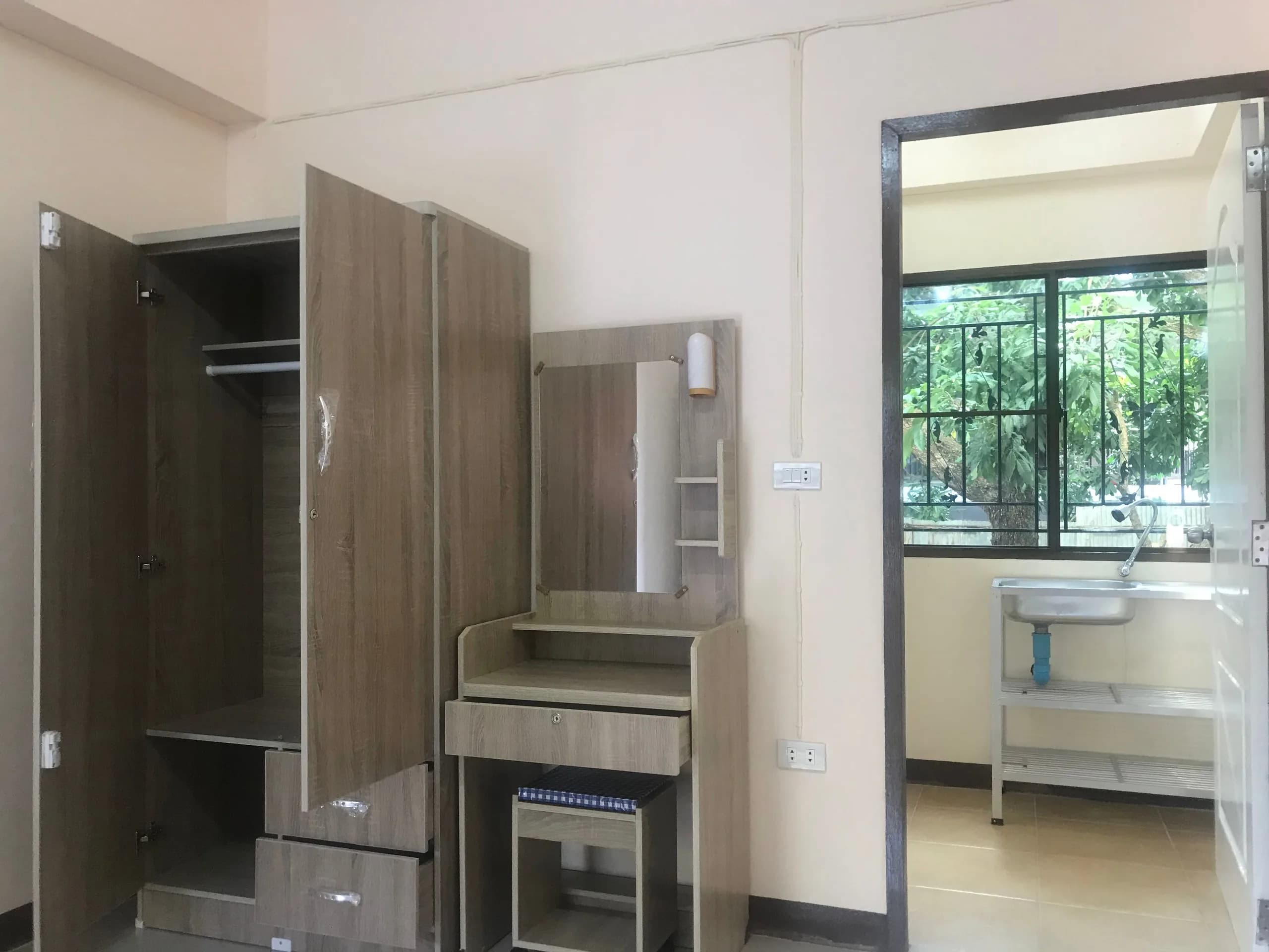 سكن Bua Charoen، Chotana Soi 12: غرف شهرية بمروحة ومكيّفة قرب جامعة Chiang Mai Rajabhat صورة 4