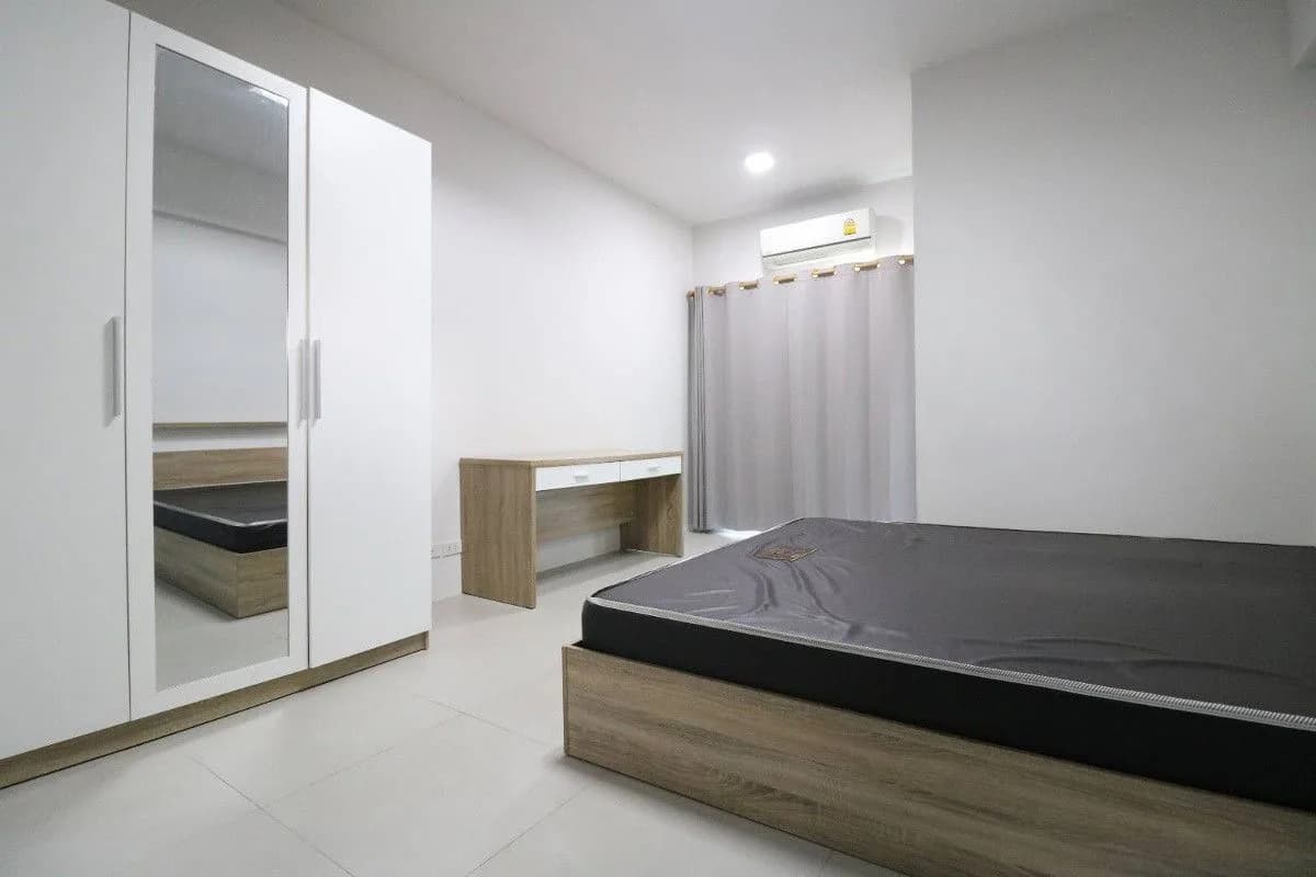 Celeste Haus, Soi Charan Sanitwong 35, Bangkok Noi : chambres de 22 à 32 m² au mois, à environ 500 m du MRT Fai Chai photo 1