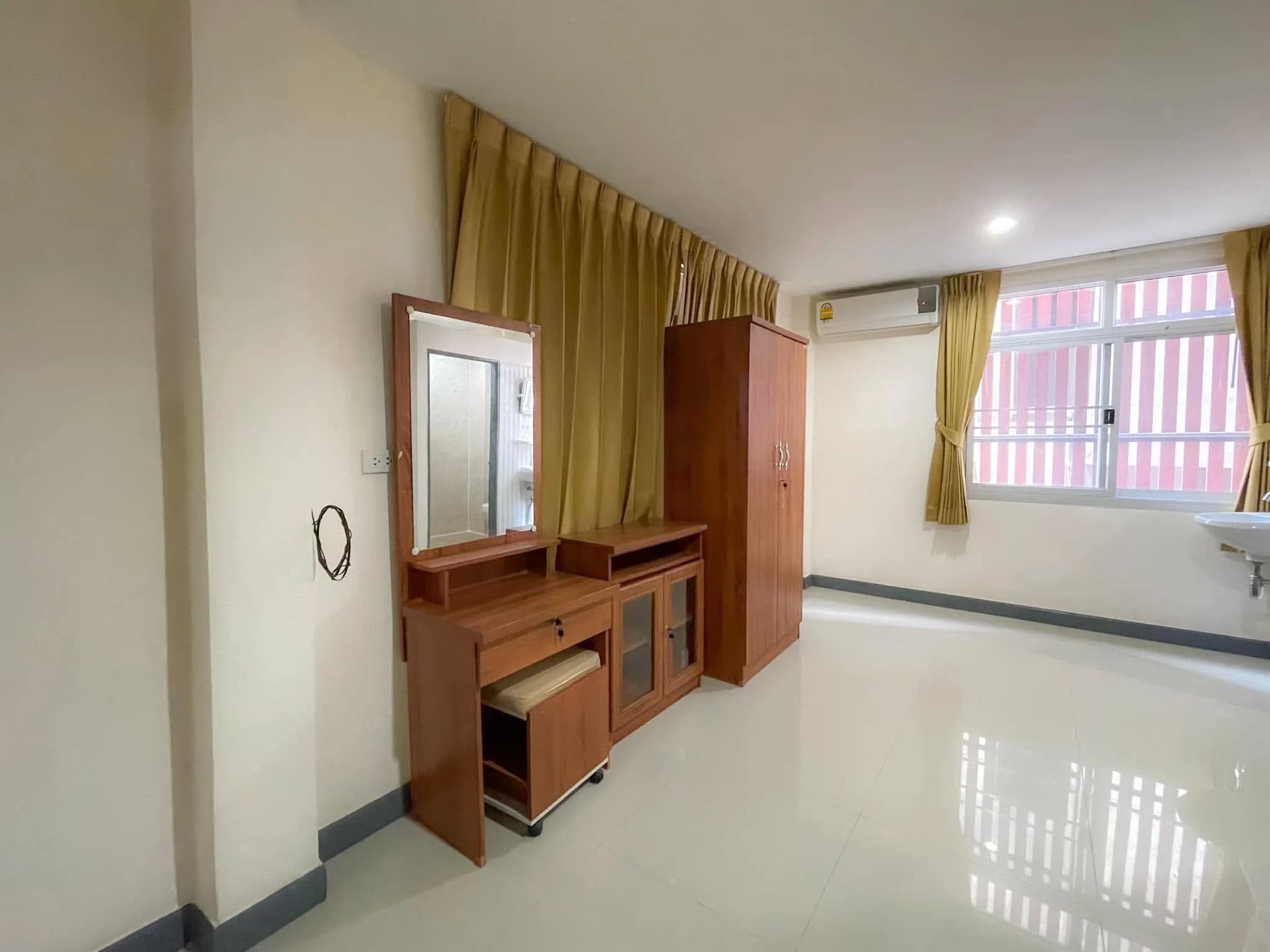 Chokdee Dormitory Charan 53, Bang Phlat: Monthly Rooms of 20-24 sq.m. about 250 m from MRT Bang Yi Khan