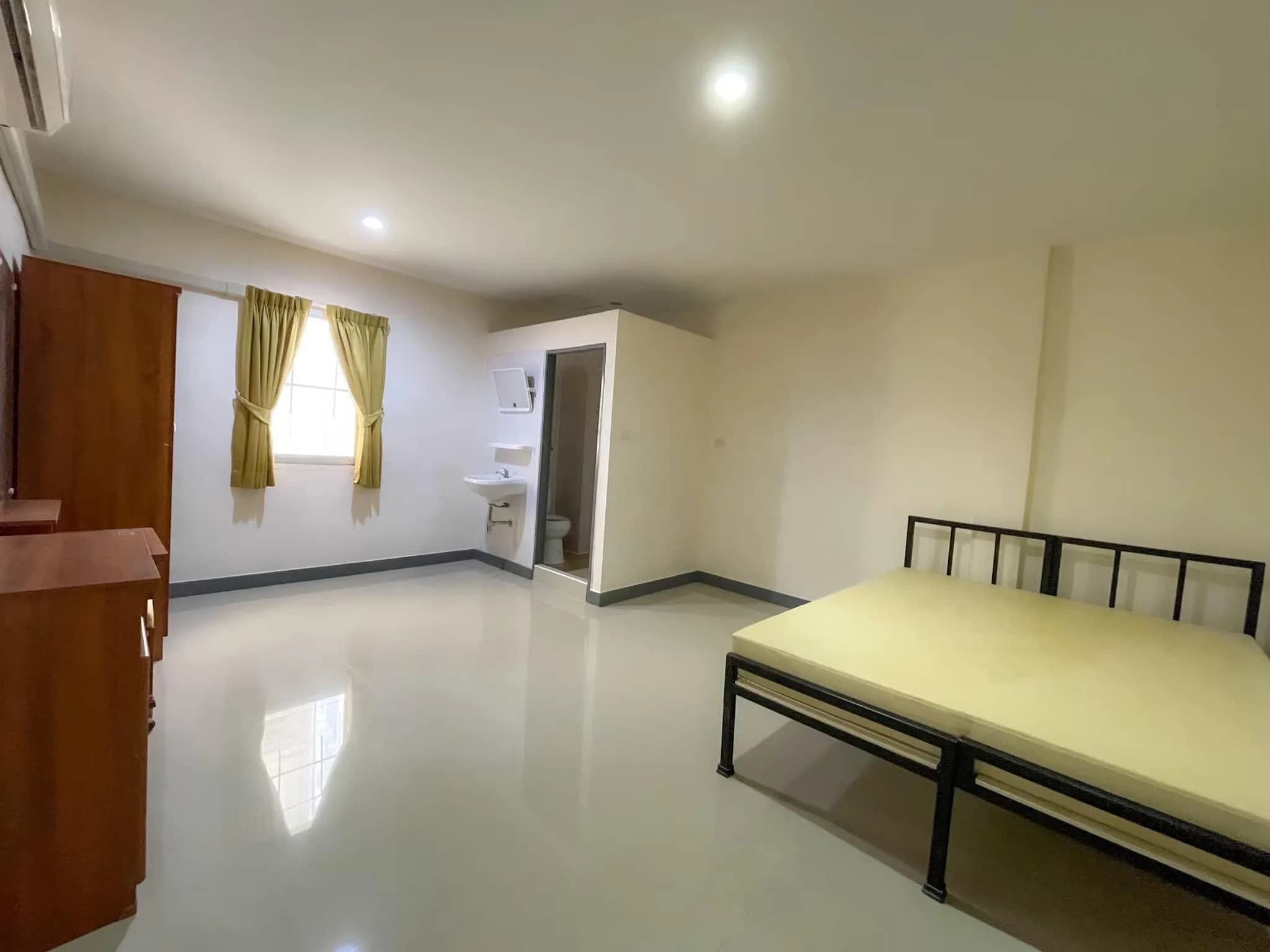 Chokdee Dormitory Charan 53、Bang Phlat：MRT Bang Yi Khanから約250m、月単位で借りられる20-24㎡の部屋 写真2
