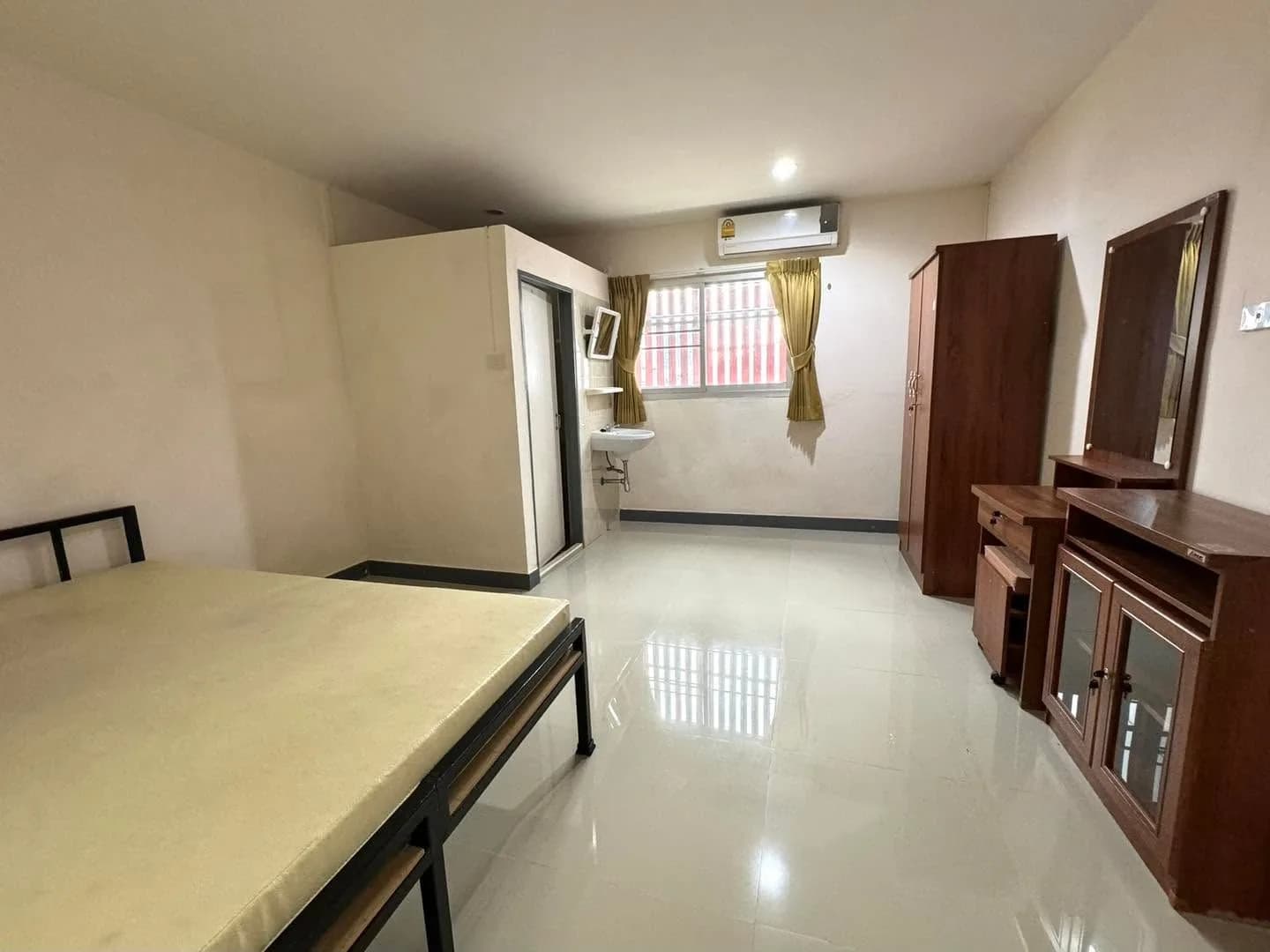 Chokdee Dormitory Charan 53、Bang Phlat：MRT Bang Yi Khanから約250m、月単位で借りられる20-24㎡の部屋 写真4