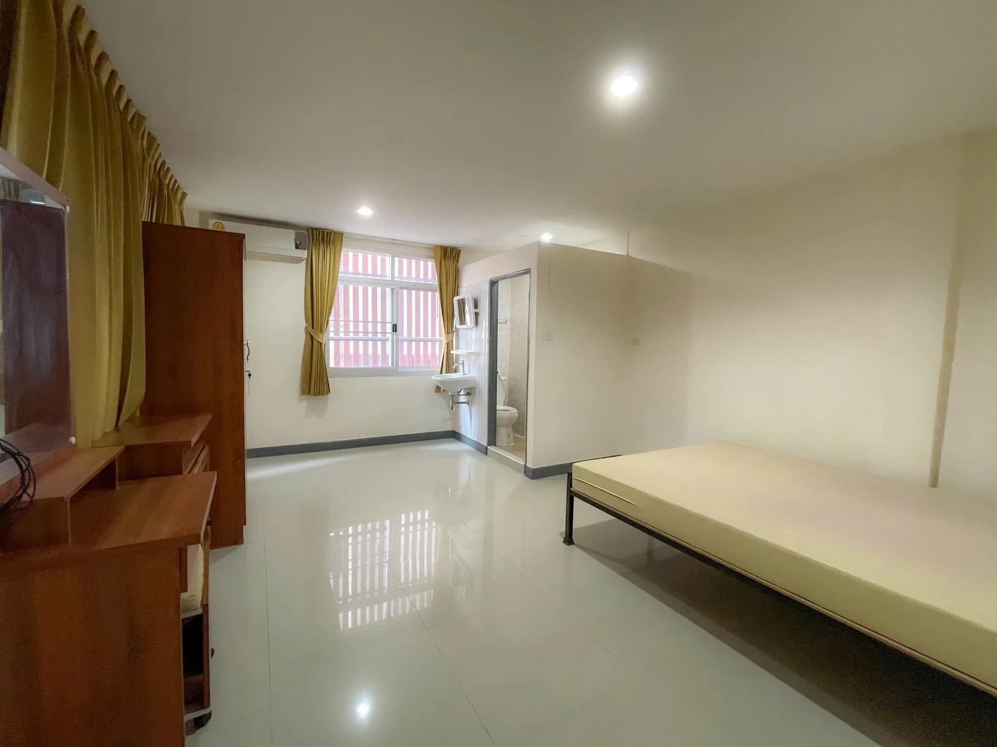 Chokdee Dormitory Charan 53、Bang Phlat：MRT Bang Yi Khanから約250m、月単位で借りられる20-24㎡の部屋 写真7