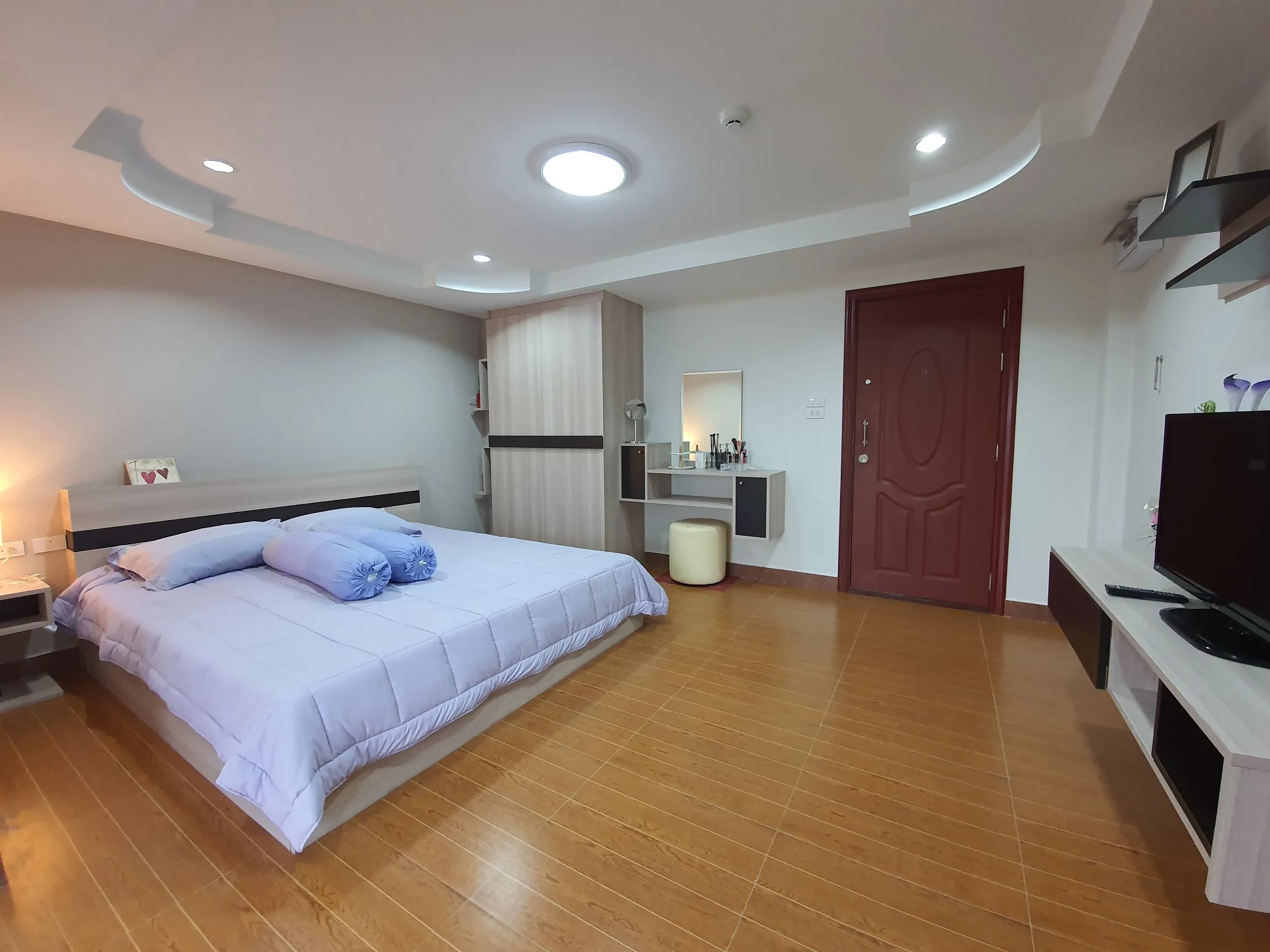 Chonsook Apartment في Ban Bueng: غرف شهرية مفروشة مكيّفة وبمروحة قرب مكتب ناحية Map Phai صورة 1
