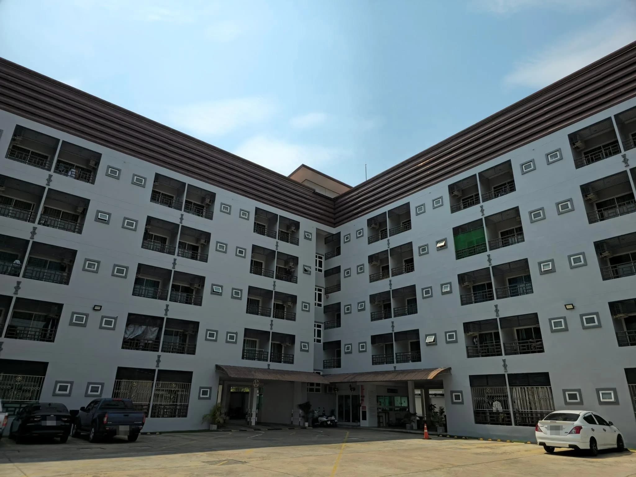 Chonsook Apartment في Ban Bueng: غرف شهرية مفروشة مكيّفة وبمروحة قرب مكتب ناحية Map Phai صورة 2