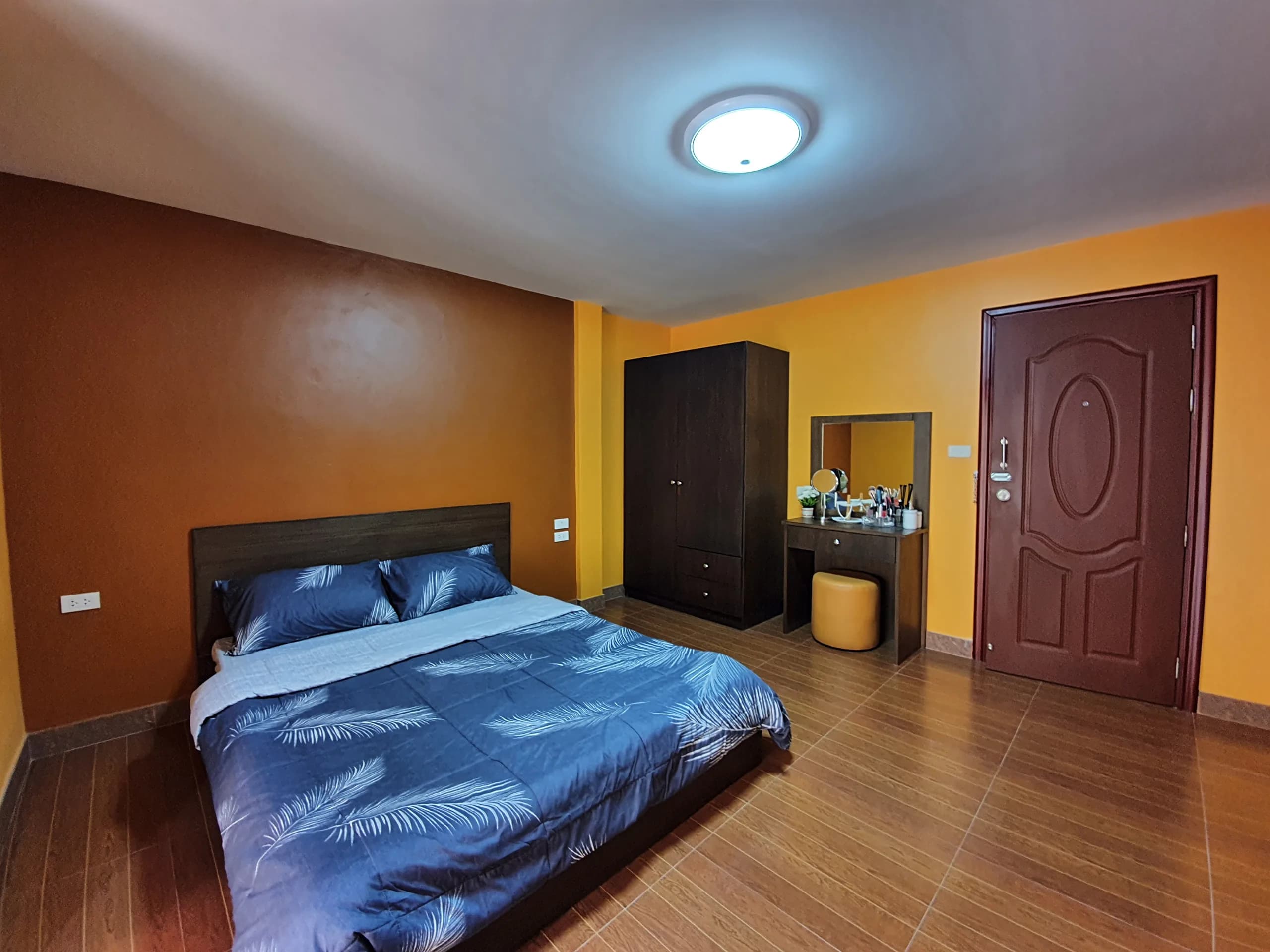 Chonsook Apartment في Ban Bueng: غرف شهرية مفروشة مكيّفة وبمروحة قرب مكتب ناحية Map Phai صورة 8