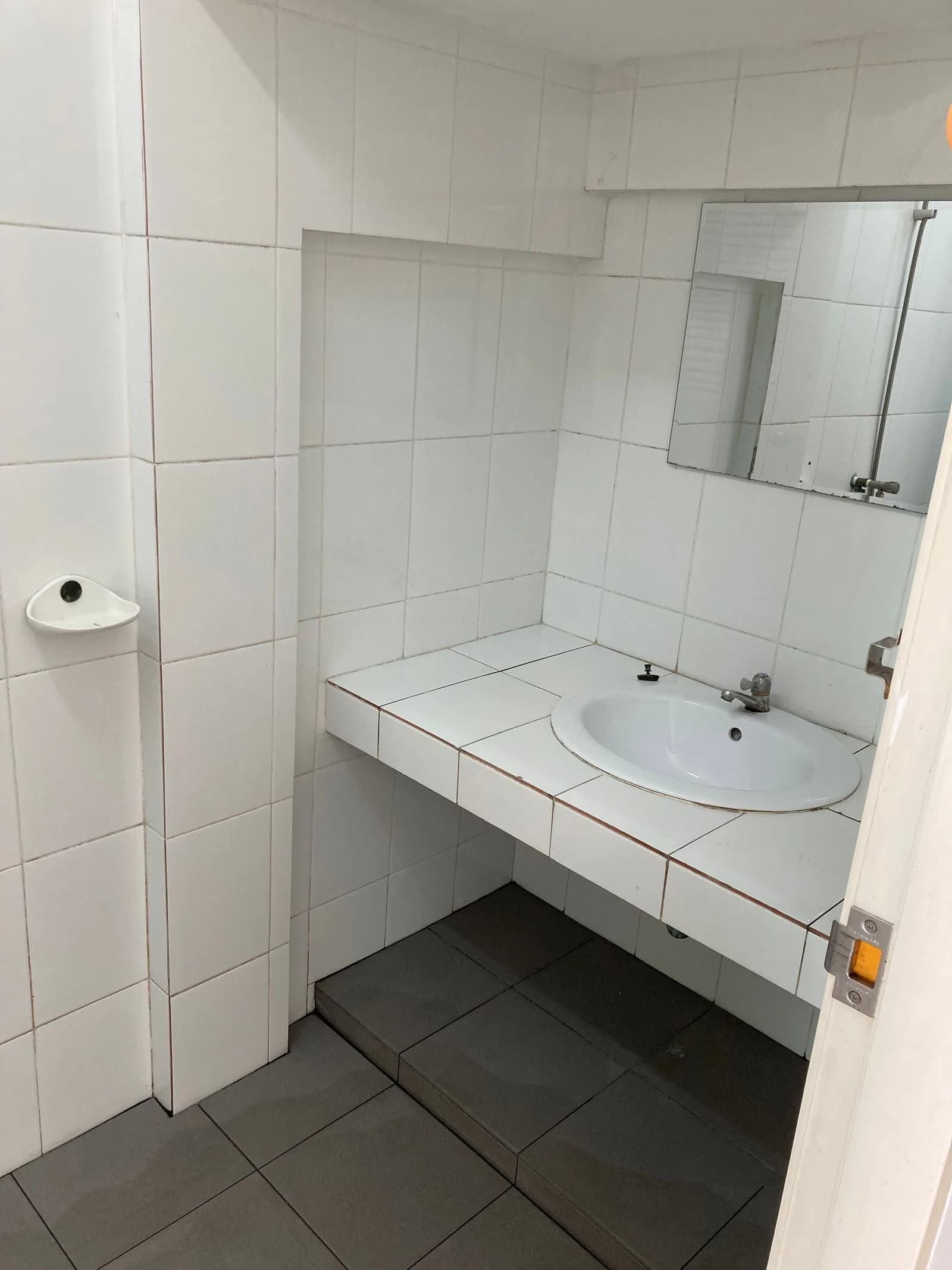 Baan Chudanat Frauenwohnheim, Soi Nonthaburi 42: Möblierte, klimatisierte Zimmer für Frauen, kostenloses Wi-Fi und Parken Foto 3