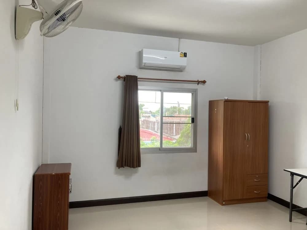 Baan Chudanat Frauenwohnheim, Soi Nonthaburi 42: Möblierte, klimatisierte Zimmer für Frauen, kostenloses Wi-Fi und Parken Foto 7