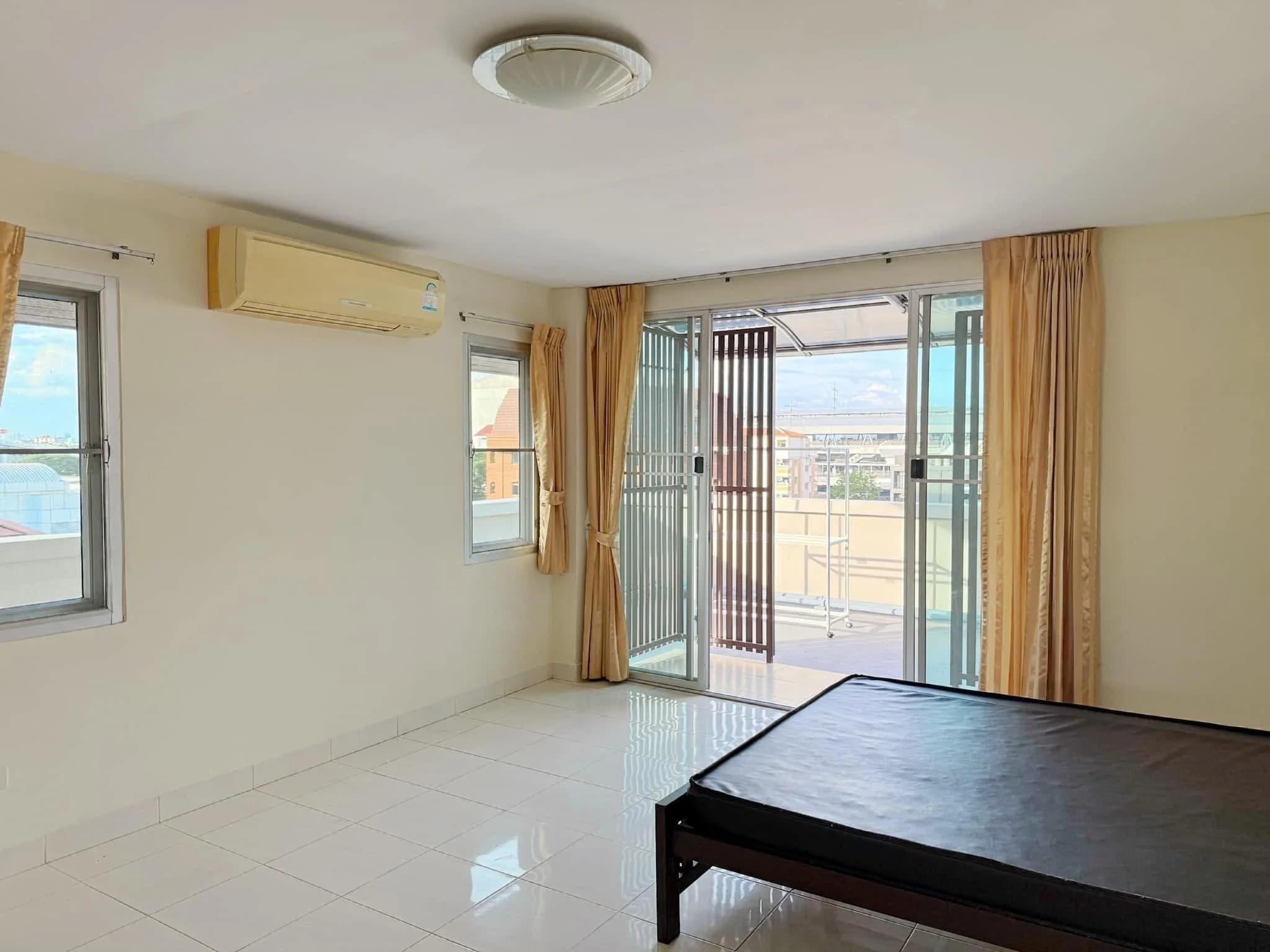 အခန်းများ လစဉ်ငှားရန် C.K. House၊ Soi Lat Phrao 122 Yaek 8၊ Wang Thonglang၊ 20 စတုရန်းမီတာ၊ MRT Mahat Thai မှ 250 မီတာခန့် ဓာတ်ပုံ 6