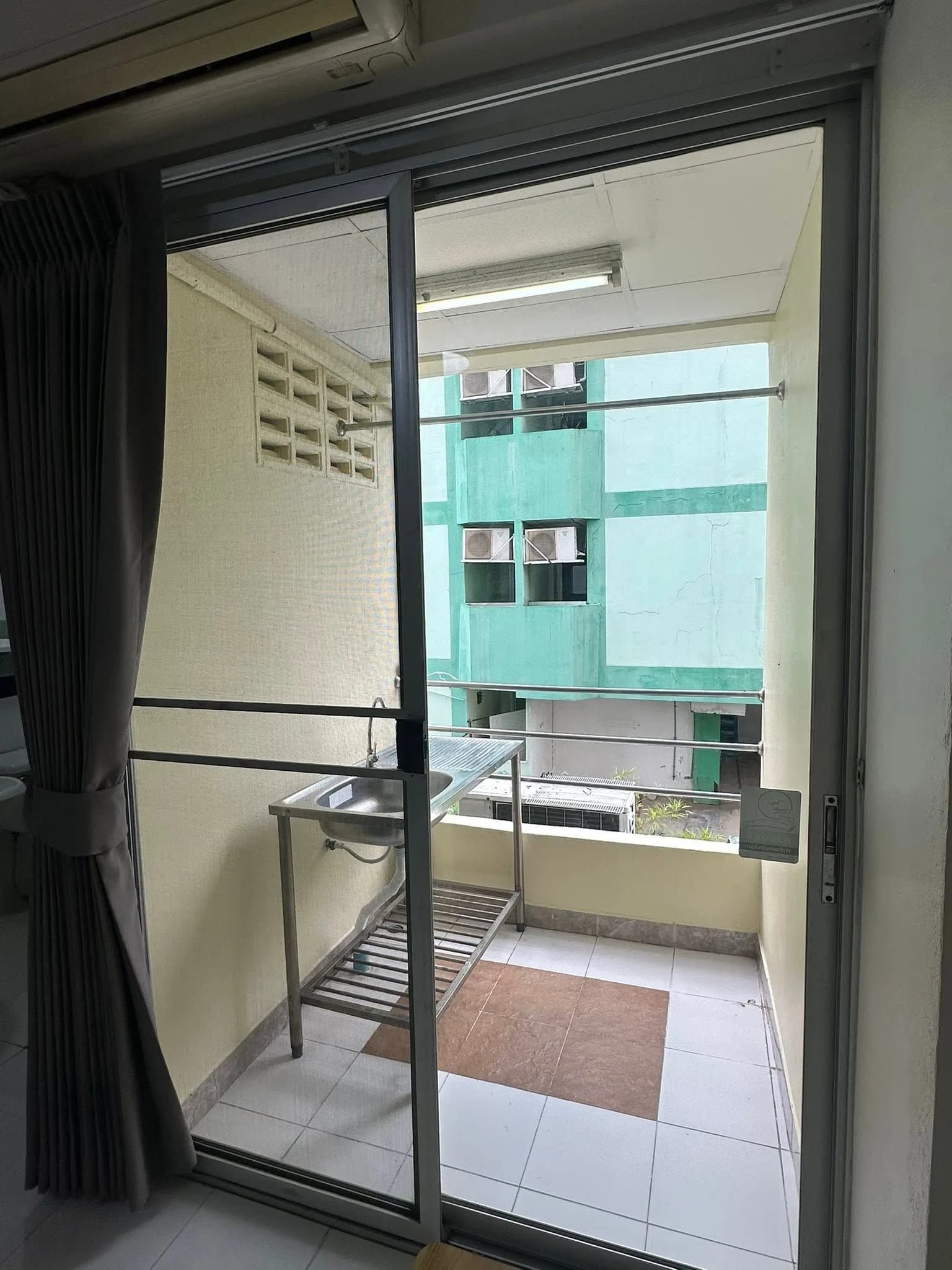غرف مجدّدة بأثاث جديد للإيجار الشهري في CK Mansion، Tiwanon Soi 7/1، قرب محطة MRT Nonthaburi Civic Center صورة 4