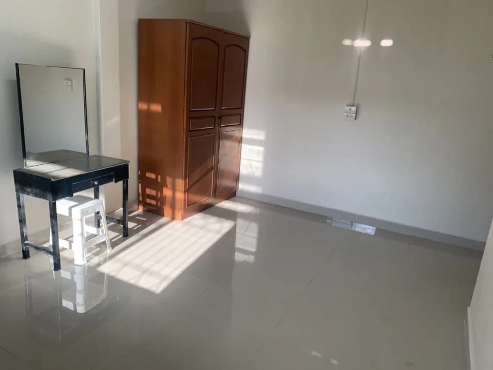 CK ONE Lat Phrao 107: غرف مكيّفة ومفروشة للإيجار الشهري، بدون رسوم خدمات مشتركة، قرب محطة MRT Bang Kapi صورة 8