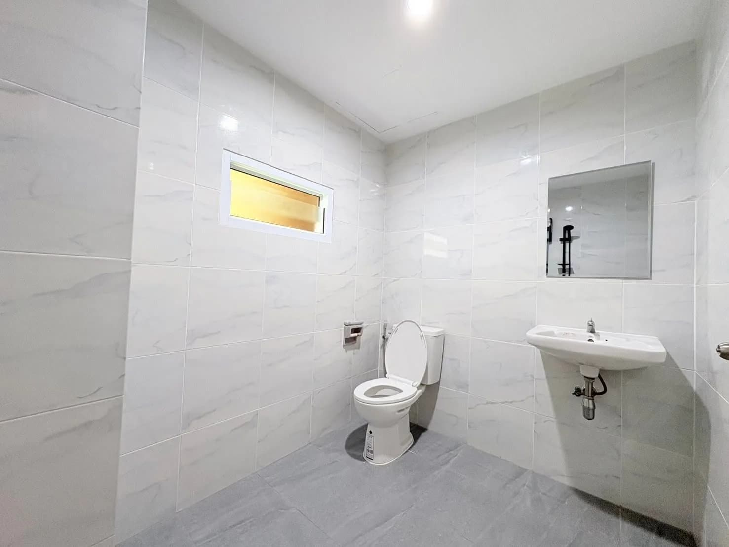 غرف مجدّدة ومفروشة مع شرفات للإيجار الشهري في Cozy Living Ladprao 64، قرب محطة MRT Chok Chai 4 صورة 3